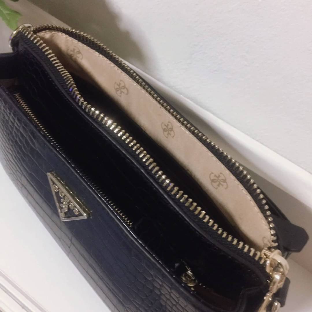 ของแท้ 💯% Guess maddy girlfriend crossbody กระเป๋าสะพายรุ่นใหม่ล่าสุดจาก Guess factory วัสดุ PU คุณภาพดีนิ่ม น้ำหนักเบา ด้านหน้าประดับด้วยโลโก้แบรนด์สวยโดดเด่น