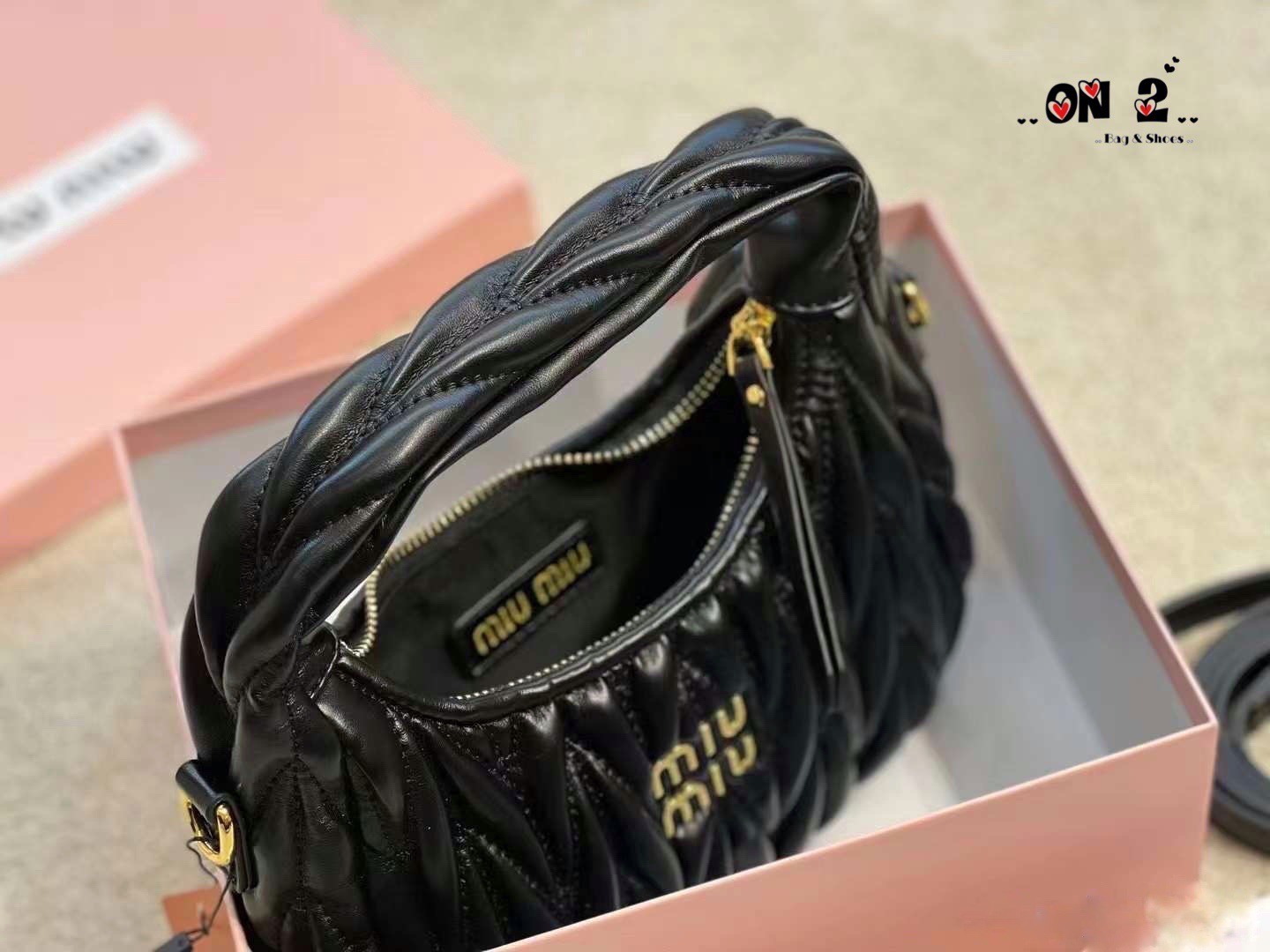 MIU MIU Wander matelassé mini hobo bag สะพายข้างมิวมิว ทรงยอดฮิต วัสดุตัวกระเป๋าทำจากหนัง bonded leather เอามาเย็บทำลายmiu miu งานจริงหนังนุ่มมากๆ นะคะ อะไหล่สีทอง สายสั้นสะพายไหล่ได้ มาพร้อมสายยาว ปรับระดับได้