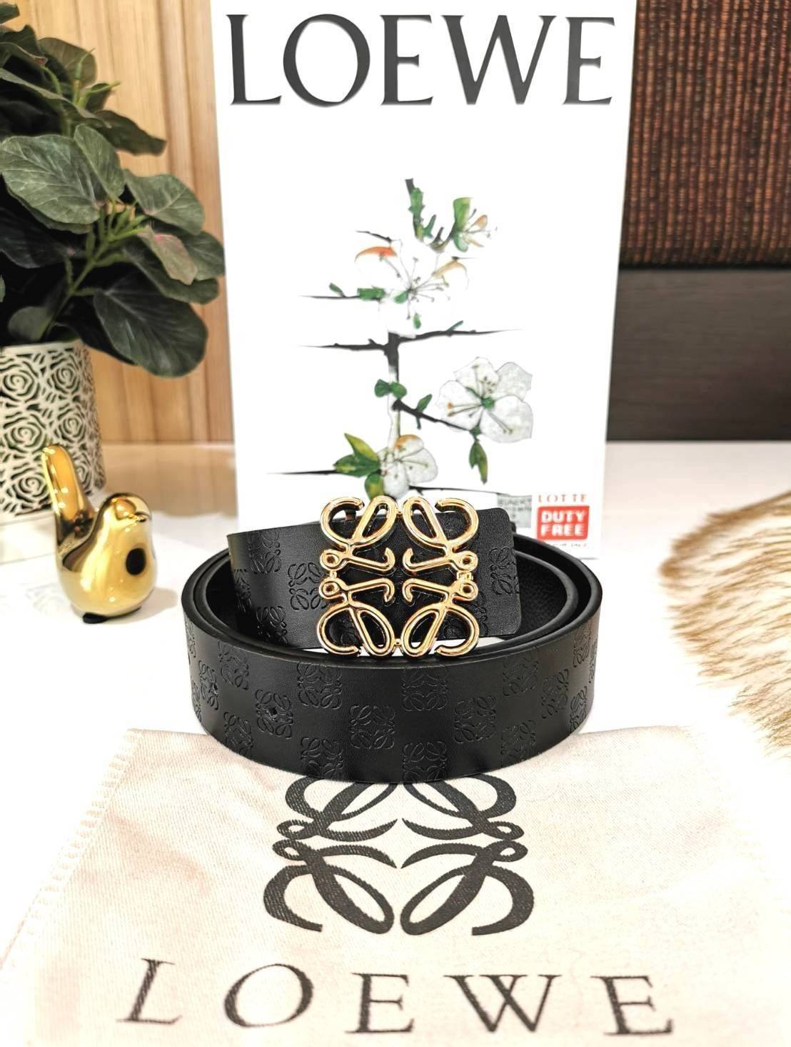 Loewe Logo Leather Belt VIP Gift With Purchase (GWP) วัสดุ Calfskin ปั๊มโลโก้แบรนด์สวยหรูดูดี หัวเข็มขัดโลโก้แบรนด์ 3D อะไหล่ทองตัวสายปรับระดับได้ ดีไซน์เรียบหรูคลาสสิคเข้ากับทุกลุ๊ค ใช้ได้ทั้งชายและหญิงค่ะ ไอเท็มแนะนำสวยน่าใช้น่าสะสม เหล่าสาวก Loewe GWP 