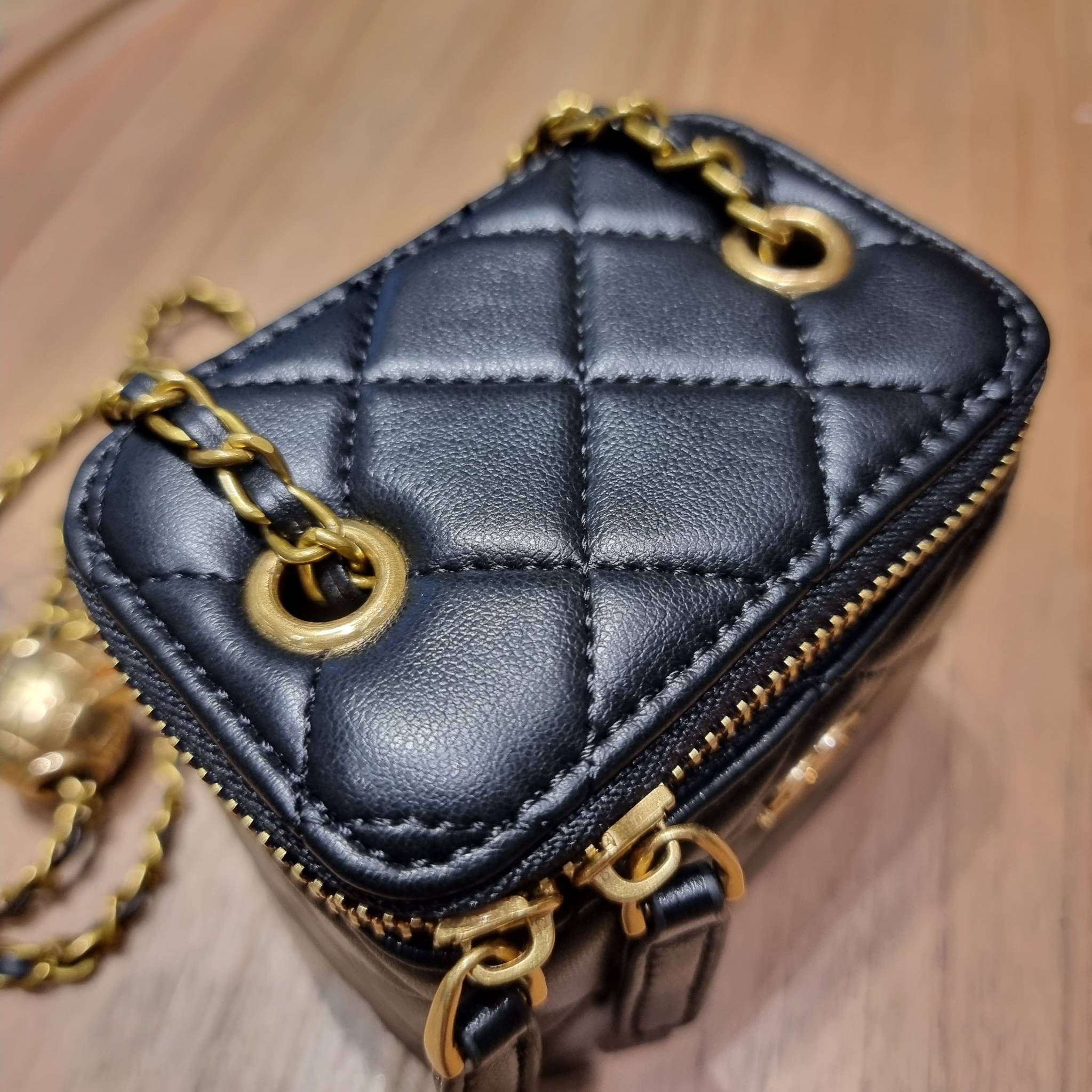 VIP 🥂 เซ็ทคือที่สุดของความคุ้ม CHANEL GIFT BOX SET สุดหรูชวนให้สะสม สุดยอดไอเท็มหายากพร้อมเสิร์ฟครบชุด สุดคุ้ม มาพร้อมกระเป๋าสะพายถึง 2 ใบ สุดหรูลิมิเต็ด จับคู่รุ่นยอดฮิต และที่พิเศษยังมีน้ำหอมตัวท็อปมาให้อีก chanel no.5 ที่แสนจะเย้ายวน ในขนาด 7.5