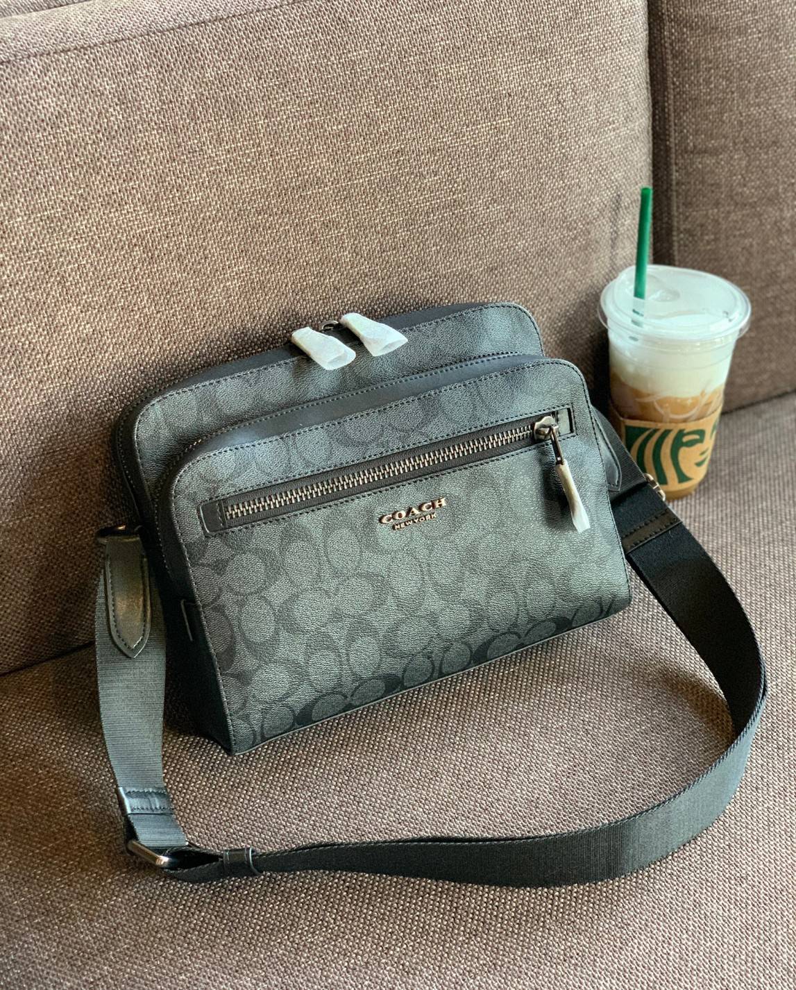 พร้อมสีออกใหม่ ห้ามพลาดค่าา!! COACH WEST CAMERA BAG IN SIGNATURE ((91485)) 🔺กลับมาตามคำเรียกร้องค่าา! กระเป๋าสะพายผู้ชาย((ผู้หญิงก็ใช่สวยทีเดียวค่ะ😘)) หนังแท้ ล่ยหนังCanvasสวยค่ะ มีช่องซิปหน้า//ช่องซิปกลางกว้าง//ช่องหลักแบบซิปคู่ ใส่สัมภาร