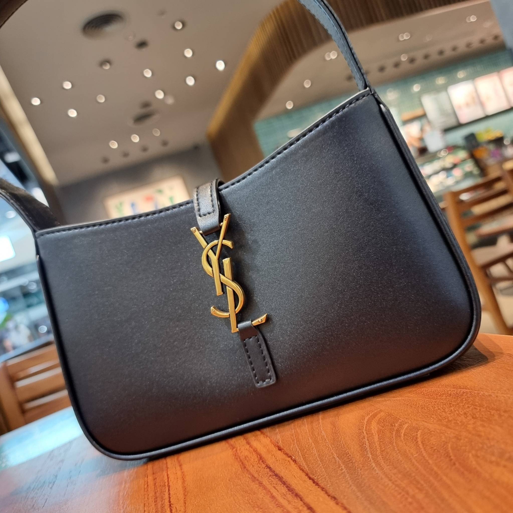 YSL LE 5 À 7 HOBO BAG IN SMOOTH LEATHER / Yves Saint laurent hobo bag กระเป๋าสะพายไหล่ ดีเทลหรู สวยครบทุกมุม ตอบโจทย์สาวๆทุกไลฟ์สไตล์ เพราะใช้งานได้ง่ายและสะดวก วัสดุหนังแท้ สัมผัสดีงาม น้ำหนักเบา ดูแพงที่สุด โดดเด่นด้วยโลโก้ สามารถเกี่ยวคล้องเพื่อล็อคปิด