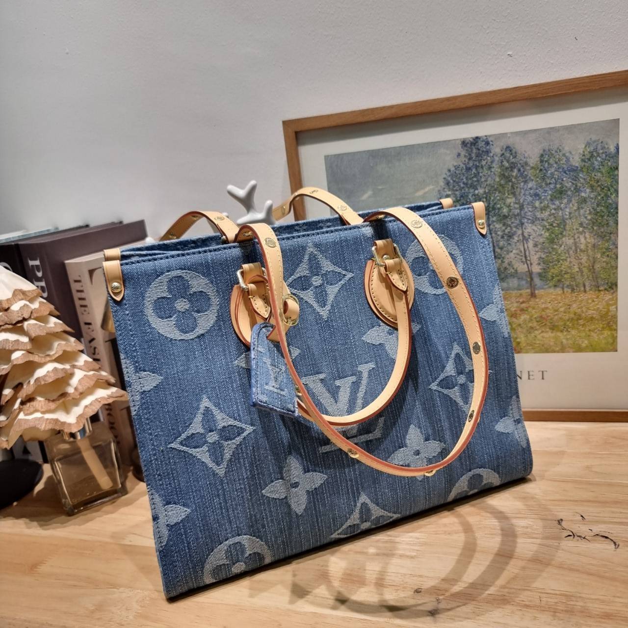 LV OnTheGo MM monogram denim tote bag ดีไซน์ใหม่รับซัทเมอร์! ห้ามพลาด! กับกระเป๋าทรงโท้ทสไตล์เดนิม ที่ใครเห็นต้องเป็นคลั่งรัก ผู้ดี หรูหราได้ทุกลุค ทุกสไตล์ มาพร้อมหูจับในตัวที่มีดีเทลหมุดตลอดเส้น หรือจะเกี่ยวสายครอสสะพายก็อัพลุคได้เลย