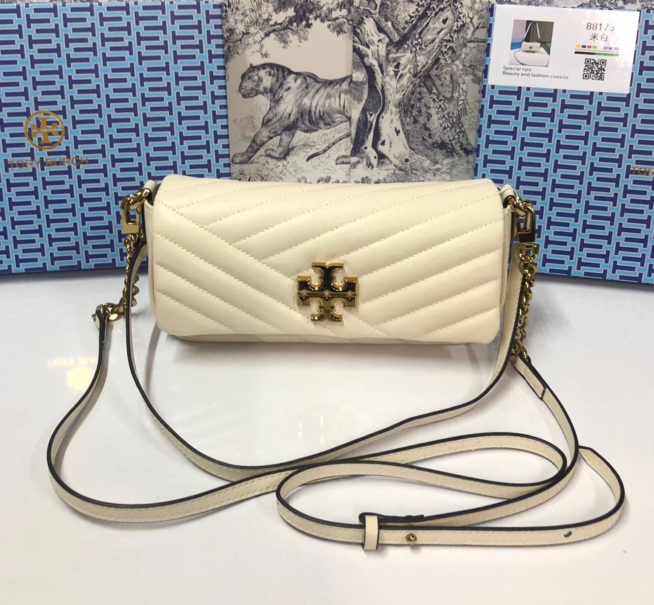 TORY BURCH KIRA CHEVRON SMALL FLAP SHOULDER BAG รุ่นใหม่ พร้อมสีใหม่ มาให้จับจองแบบไม่ต้องรอพรีฯ กระเป๋าสะพาย ขนาดกะทัดรัด ไซส์สะพายคล่องตัว หรือจะคล้องไหล่ หรูๆ ลูกคุณหนูไปอีก สีผู้ดีมากๆ ดีไซน์รูปทรงคลาสสิคเฉพาะตัว วัสดุหนังแกะ สัมผัสนิ่ม เปิด-ปิดด้วยกร