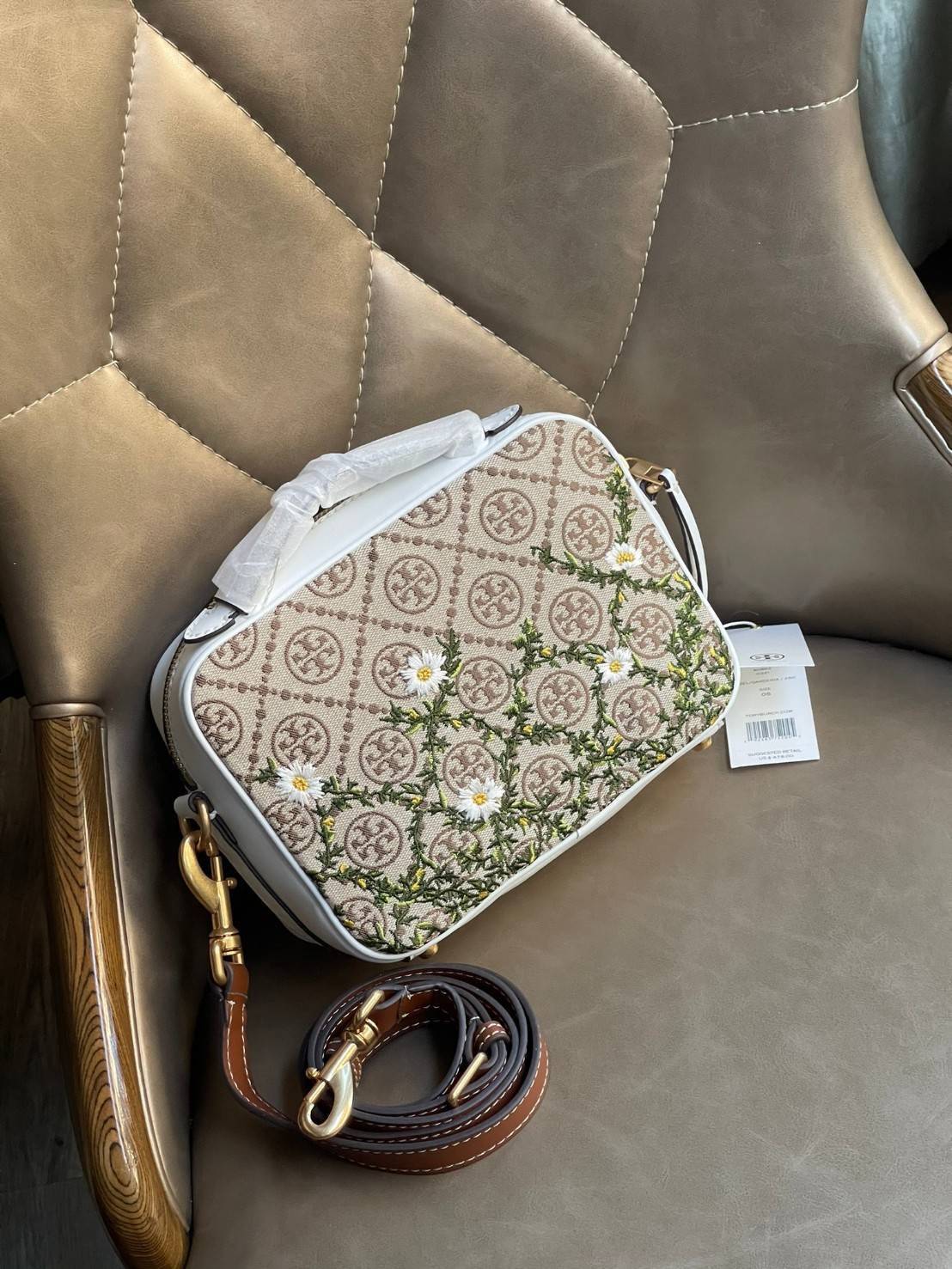ของแท้ 💯% 】TORY BURCH T MONOGRAM JACQUARD CAMERA BAG การออกแบบที่เรียบง่าย แต่ยังคงความหรูหราเอาไว้ โดดเด่นด้วยลวดลาย T Monogram ซึ่งสามารถบ่งบอกความเป็นตัวตนของแบรนด์ได้อย่างชัดเจน