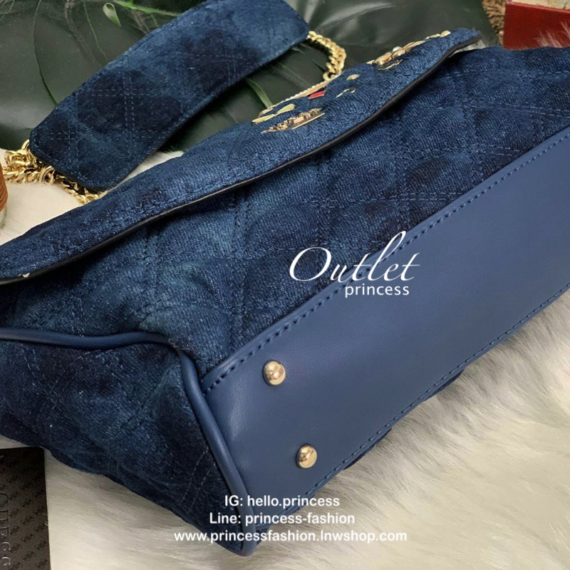 GUESS DARIN MESSENGER BAG กลับมาอีกรอบค่ะ กระเป๋าสะพายวัสดุเดนิมฟอกเนื้อดี เดินด้ายเย็บลายนวม ด้านหน้าประดับอะไหล่รูปต่างๆเข้ามาให้ดูเก๋ทีเดียวค่ะ เปิดปิดกระเป๋าแบบกระดุมแม่เหล็ก ภายในมีช่องหน้าหนึ่งช่อง และช่องหลักสามารถใส่กระเป๋าสตางค์ใบยาวได้ ของอื่นๆไ