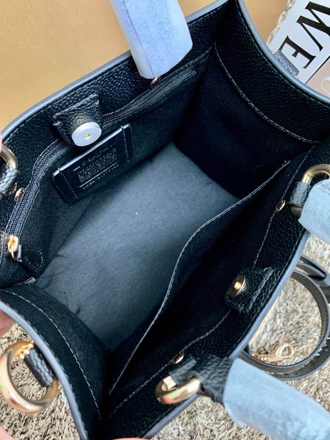 น่าใช้มากๆ สวยเกินราคาไปเลยจร้าา😘 COACH FIELD TOTE 22 SMALL BAG ((C5122)) พร้อมส่งความสวยที่ไทยค่ะ! กระเป๋าหิ้วหรือสะพายข้างได้ หนังแท้นิ่ม ใบจริงสวยมากๆเลยค่ะ ปากกระเป๋าแบบกระดุมแม่เหล็ก ภายในกว้างใส่ของจำเป็นของสาวๆได้เยอะเลย มีช่องซิปและช่องเล็