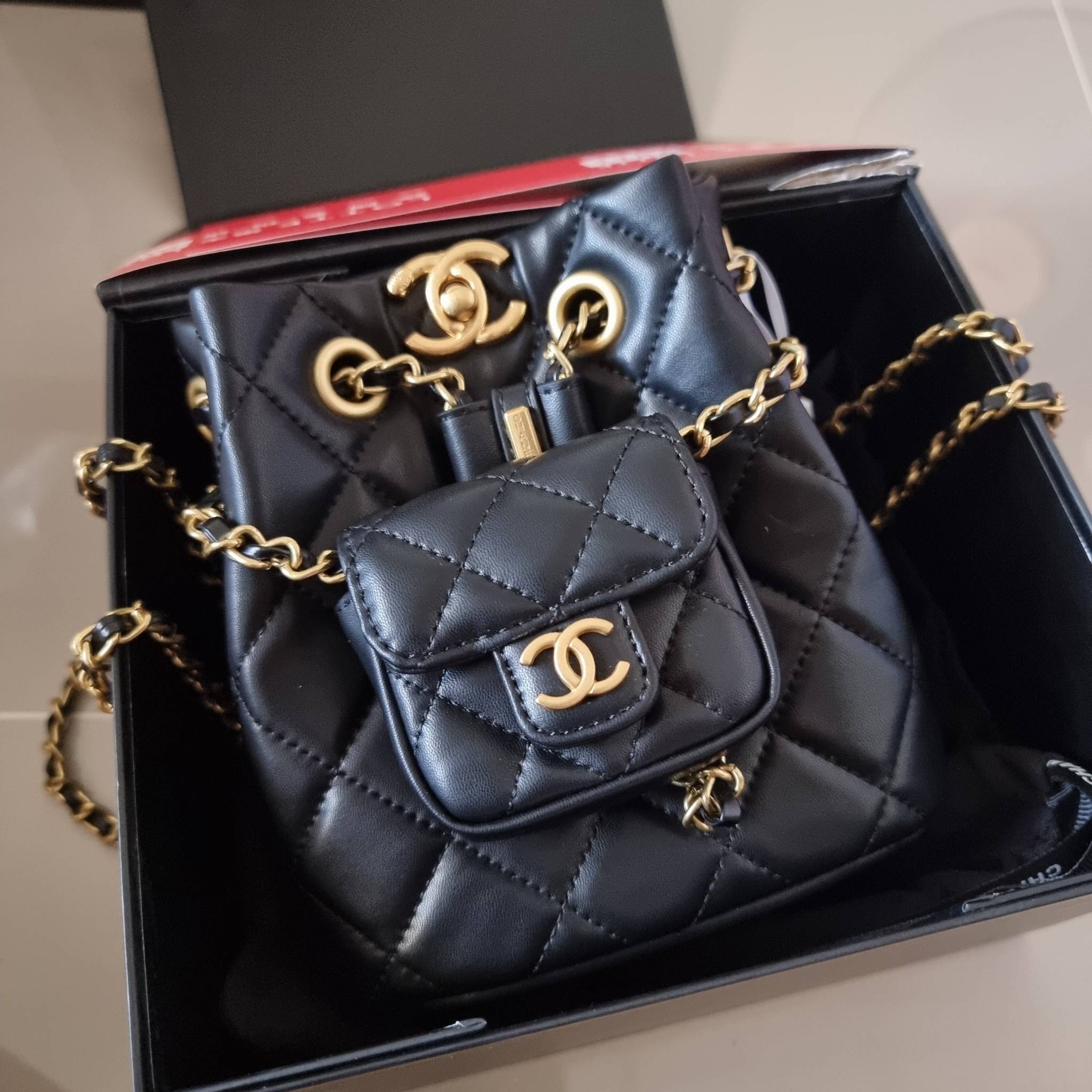 Chanel small backpack กระเป๋าสะพายหลังใบเล็ก โลหะสีทอง ดีไซน์ 2023 น้องน่ารักตะโกนม้าก!! กับกระเป๋าทรงเป้ ขนาดน่ารักน่าใช้ ดีเทลดีงาม มีใบลูกติดในตัวกระเป๋า สะดวกใช้สุดๆ