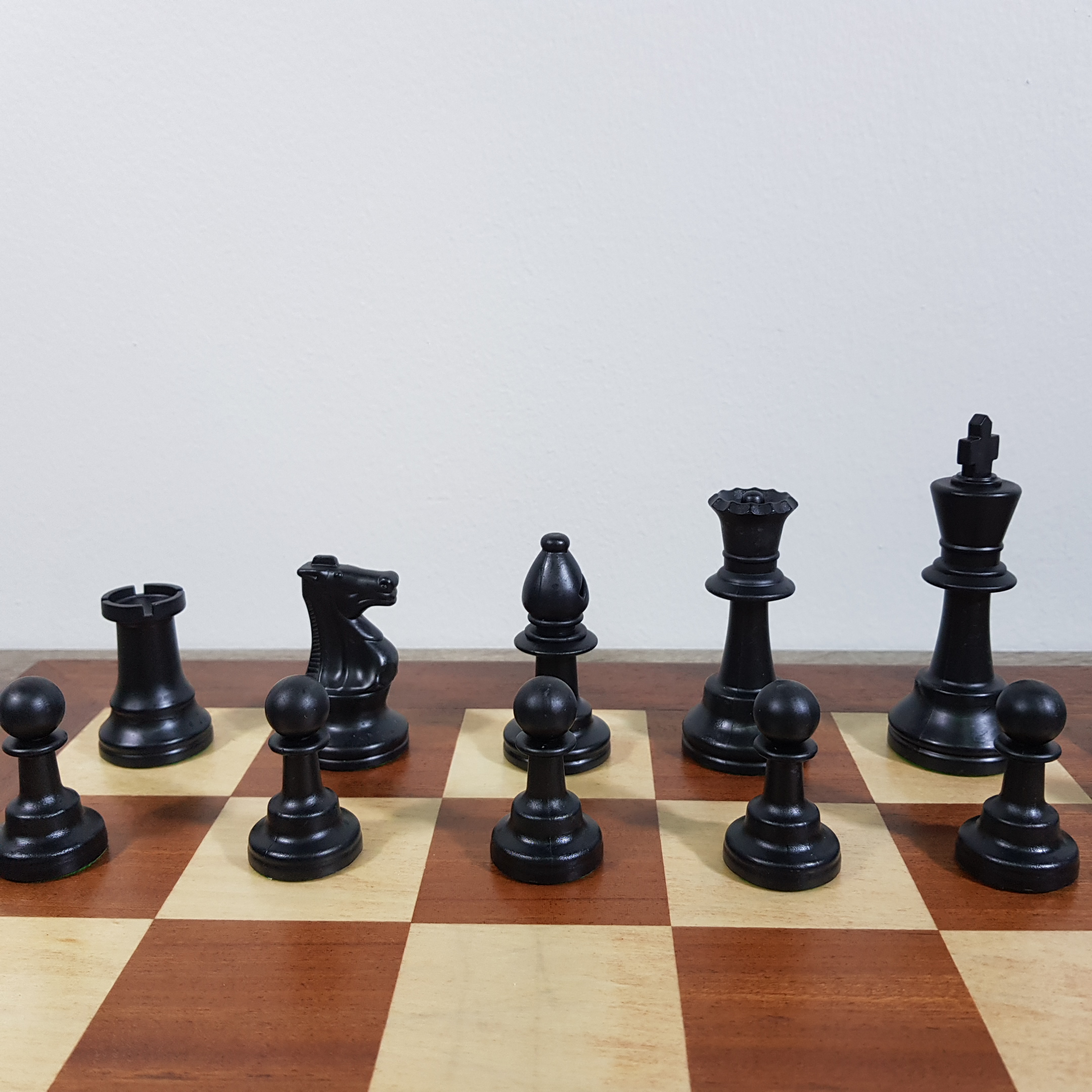 ชุุดหมากรุกสากลกระดานไม้ช่องขนาด 5.5x5.5 cm.พร้อมตัวหมากวัสดุเรซิ่นมีที่ถ่วงน้ำหนัก