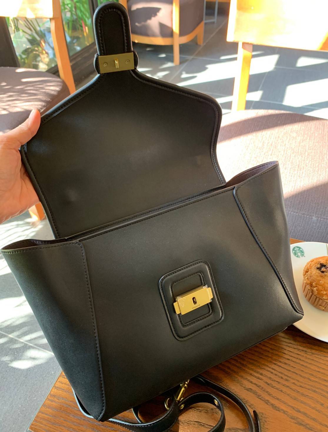 COACH COURIER CARRYALL 23 IN COLORBLOCK SIGNATURE CANVAS พร้อมส่ง 7 แบบ พร้อมส่ง ลุคดูไฮสุดๆค่ะ! กระเป๋าสะพายหนังหรูหราและคลาสสิค หนังแท้ชั้นดีที่สุด น้ำหนักเบา หนังสวยมากก สัมผัสแล้วหลงรักแน่นอนจ้าา😘