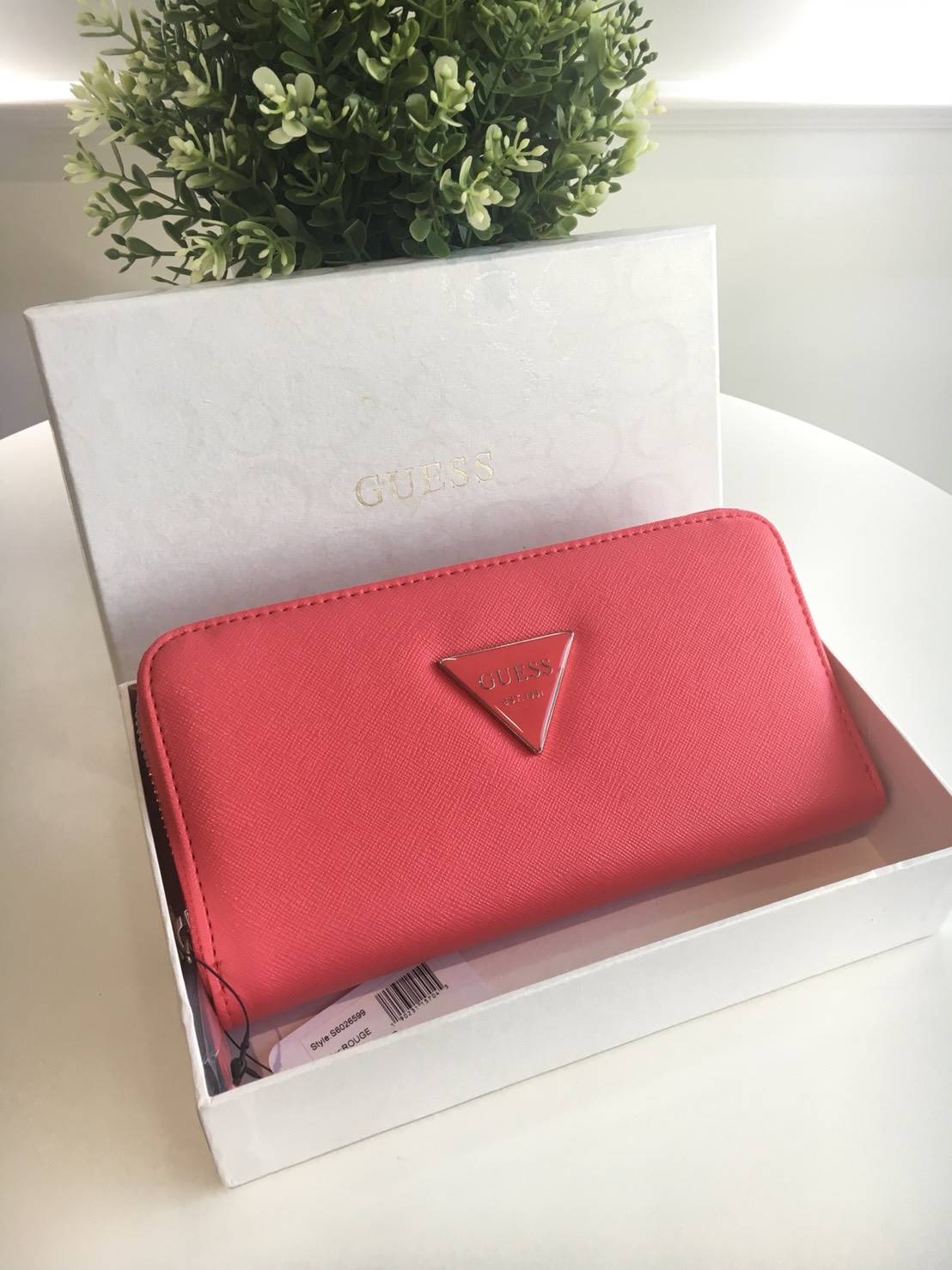 New Arrival!! ~~ Guess wallet กระเป๋าสตางค์หนังใบยาว ซิปรอบ ด้านหน้าประดับด้วยโลโก้แบรนด์โลหะ เปิด-ปิดด้วยซิป แบ่งออกเป็น 2 ช่องใหญ่ สามารถใส่บัตรได้มากกว่า 6 ใบ ใส่ธนบัตรได้มากกว่า 2 ช่อง มีช่องใส่เหรียญและใส่มือถือได้ สวยหรู ต้องมีครอบครองไว้สักใบจริงๆค