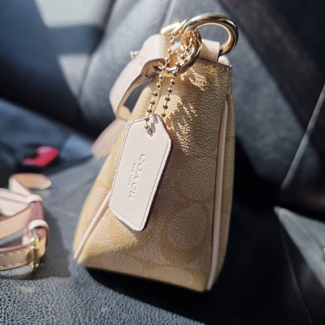 COACH F58321 TOP HANDLE POUCH อีกรุ่นฆ่าไม่ตาย!! 😎 ขายดีขายหมด ขายรวยขายปังๆ!! กระเป๋าพอชจากโค้ช ทรงใช้งานง่าย สะดวก กะทัดรัด วัสดุหนังแคนวาสเคลือบคุณภาพดี มาพร้อมสายคล้องในตัว และสายสะพาย crossbody ปรับเปลี่ยนได้ตามสไตล์ อีกหนึ่งไอเท็มที่สาวๆต้อง