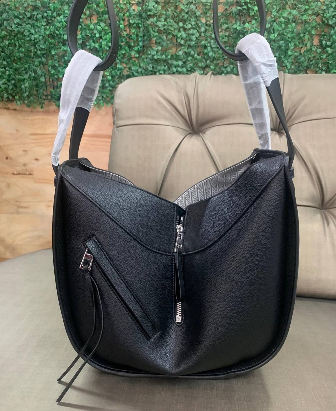 Loewe Hammock Bag / Loewe Small Hammock Leather Bag / กระเป๋าสไตล์แคชชวล มีจุดเด่นตรงการออกแบบทรงกระเป๋าให้ดูคล้ายกับเปลนอน ให้ความรู้สึกสบายๆ