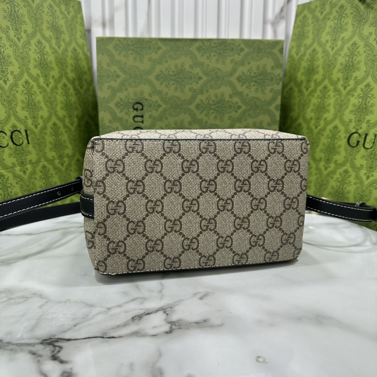 7.5" ORI หนังแท้ | Gucci GG Emblem small bucket bag กระเป๋าสะพายทรงบัคเก็ตใบเล็ก คอลใหม่ตีความประวัติศาสตร์แห่งความสง่างามและงานฝีมือของแบรนด์ขึ้นใหม่