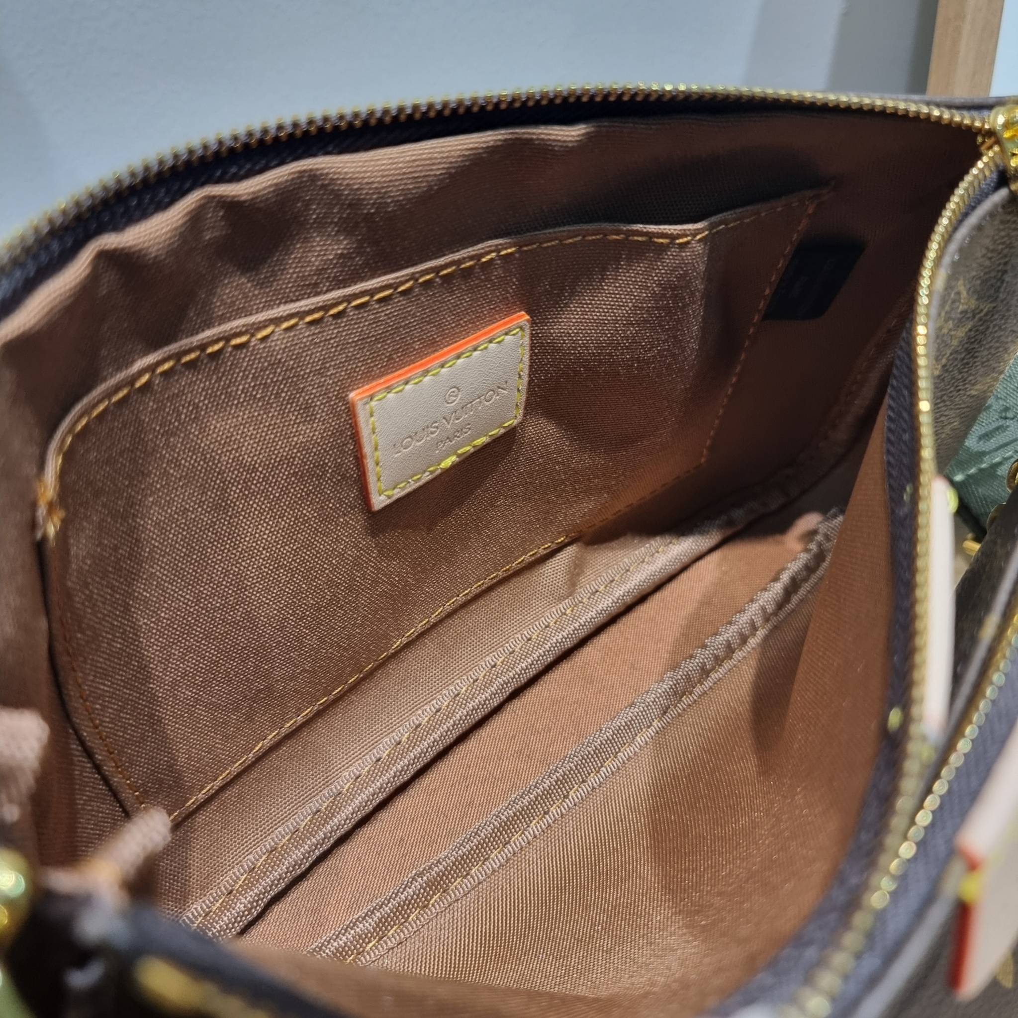 Set 4 ชิ้น LV Multi Pochette Bag New in!! กับ box set ชวนสะสม ที่จับเอารุ่นยอดฮิต มามิกซ์รวมกับไอเท็มสุดคุ้มของมันต้องมี!! จัดเรียงให้อยู่ในกล่องสุดหรู ไม่ว่าจะตัวกระเป๋า กระเป๋าสตางค์ กระเป๋าจิ๋ว ใบไหนๆก็นำมาใช้งานได้จริง คุ้มค่ามากๆ แถมฟรี! ริบบิ้นลายลิ