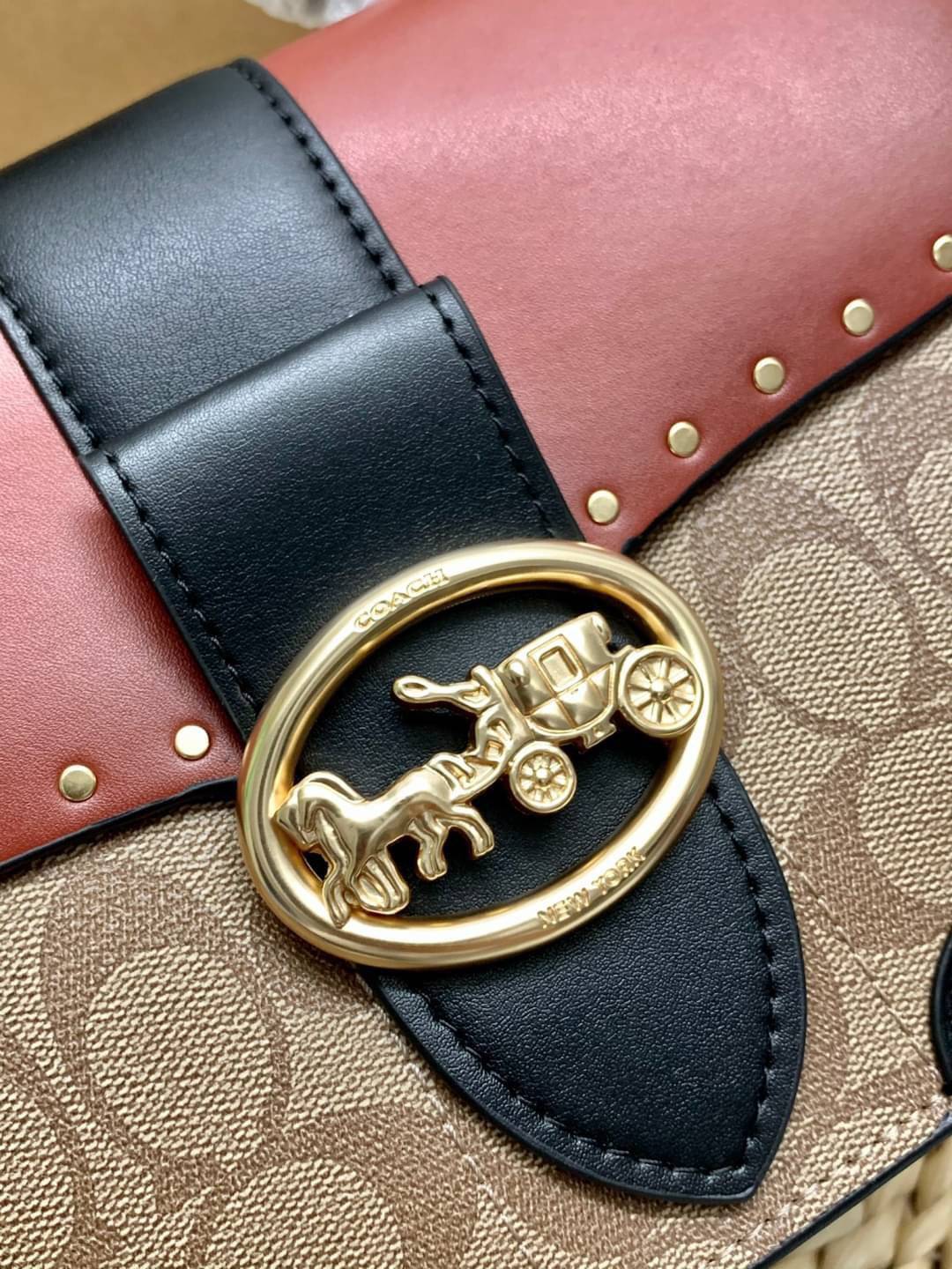 ของแท้ 💯% COACH SMALL GEORGIE TOP HANDLE IN BLOCKED SIGNATURE CANVAS ((6504//0468)) กระเป๋าหิ้ว//สะพายข้างได้ วัสดุหนังแท้