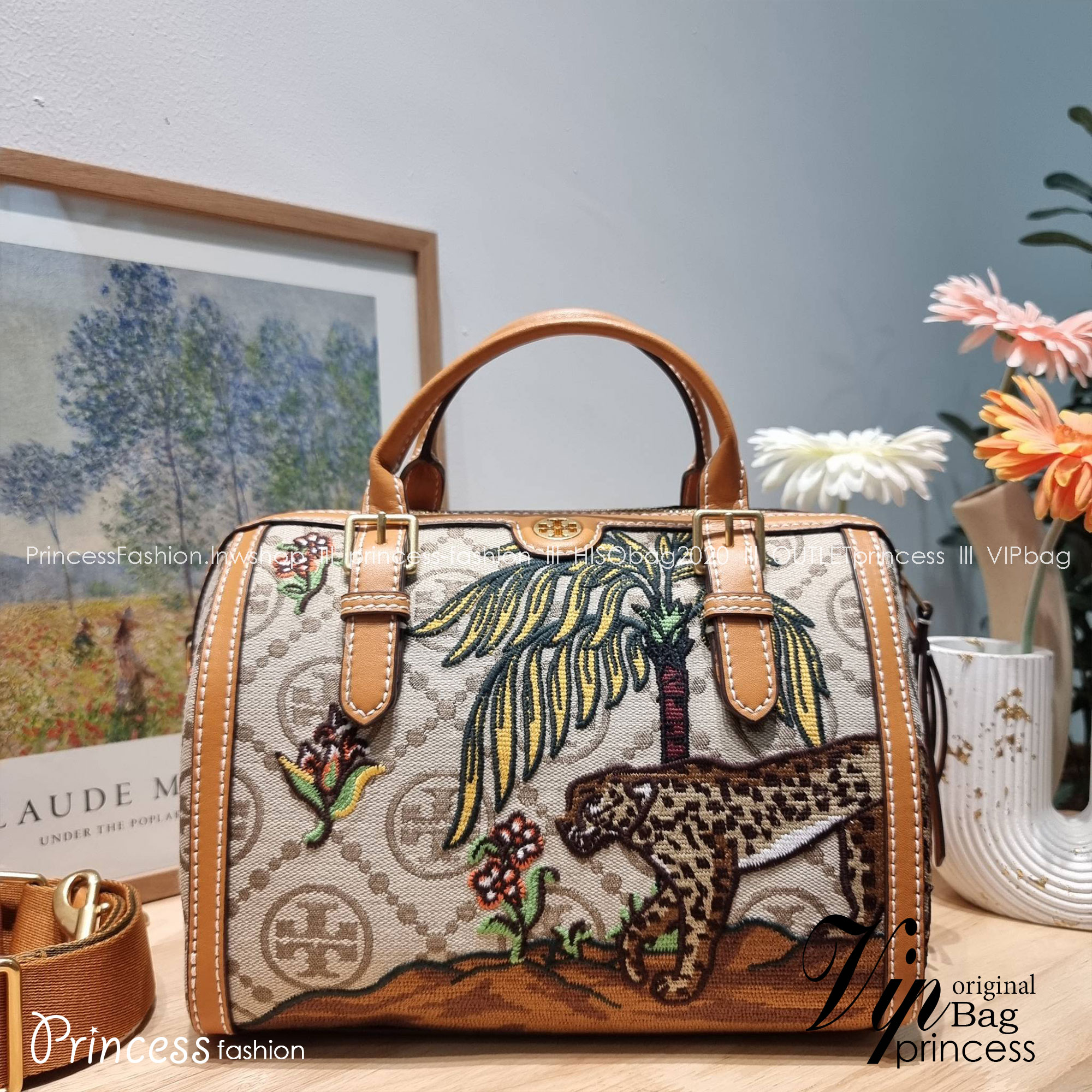 TB Jual Barrell T Monogram / TORY BURCH T MONOGRAM JACQUARD EMBROIDERED DUFFLE คอลใหม่ล่าสุด สวยพร้อมเสิร์ฟแบบไม่ต้องรอพรีฯ ลายโมโนแกรมสุดคลาสสิคที่ถูกดีไซน์รังสรรค์ด้วยงานปักสุดชิค น่าใช้ใจฟูแค่แรกเห็น!!