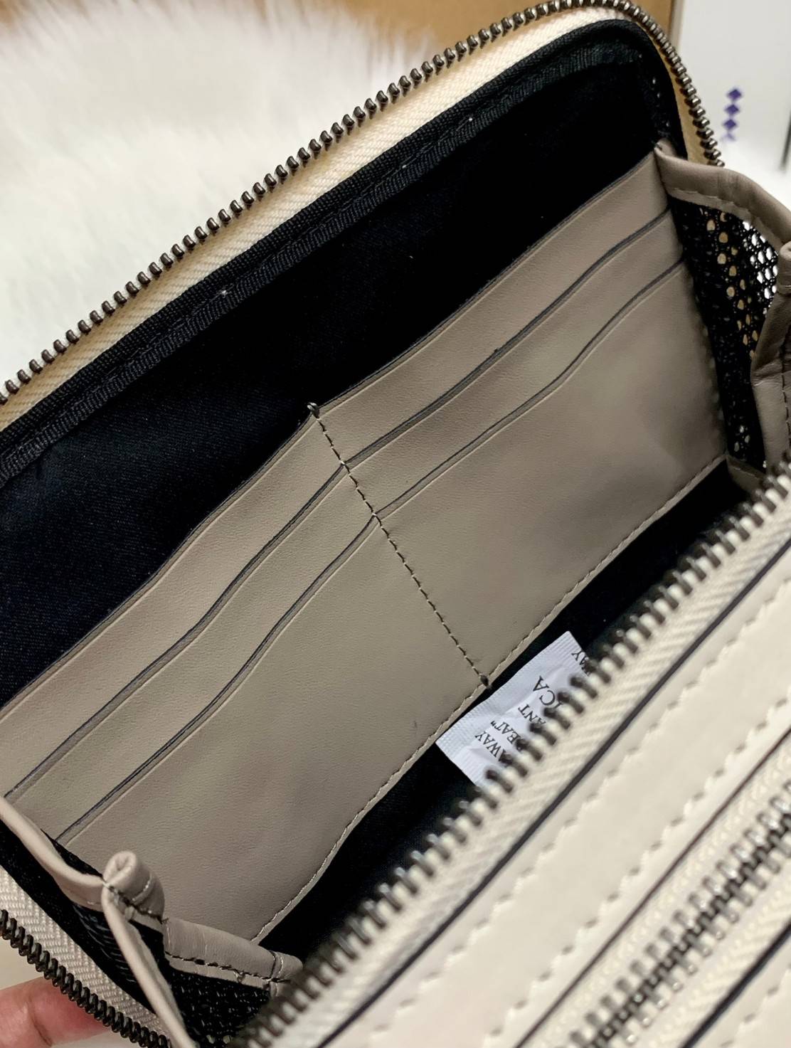 COACH CHARTER CROSS BODY IN SIANATURE JACQUARD((C3780)) 💋พร้อมส่ง สินค้าออกใหม่ ไม่มียังไงไหว!! ✔️กระเป๋าสะพายครอสบอดี้ร์ หรือสามารถสอดมือตรงหนังด้านหน้าถือแบบเก๋ๆได้ด้วยค่าา วัสดุJacquardทอบายแบรนด์อย่างดี ผสมหนังแท้ ได้ลงตัวสวยงาม น่าใช้