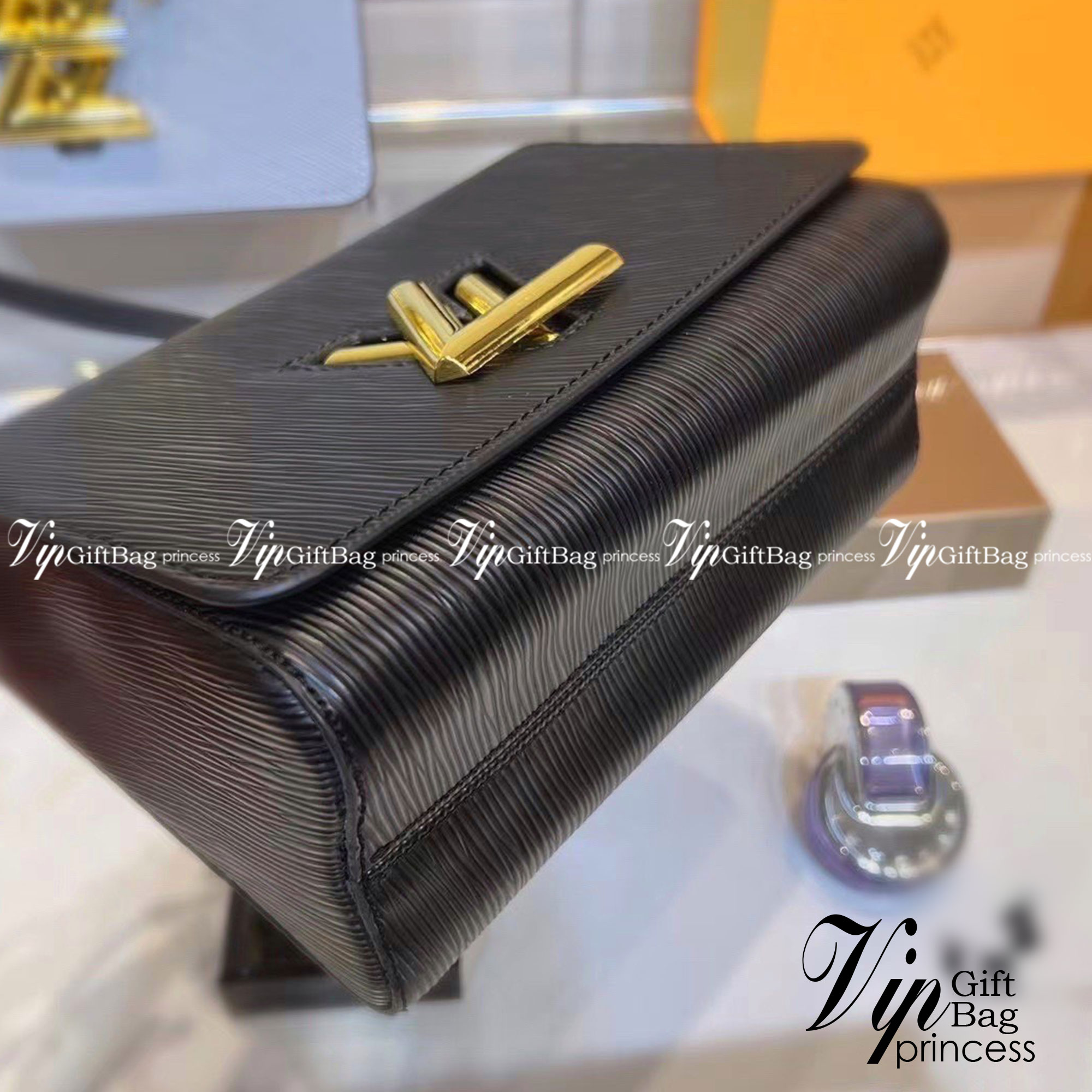 LOUIS VUITTON Twist MM Epi Leather Handbags / LV Twist MM หนัง Epi ลายเกรน ตัวล็อก LV Twist สีทองไอคอนิกช่วยเติมเต็มความสมบูรณ์แบบให้กับกระเป๋าได้อย่างลงตัว เหมาะสำหรับการใช้งานเป็น everyday bag หรือถือออกงานก็สวยเลยค่ะ