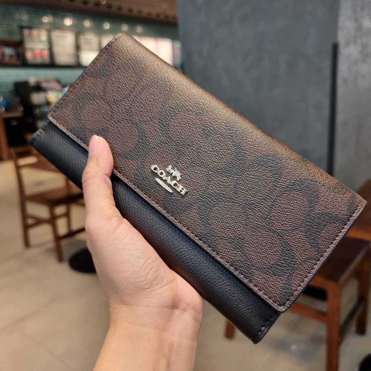 COACH F53763 TRIFOLD WALLET IN SIGNATURE กลับมาแล้วจ้า!! รุ่นขายดี!! 💓 ดีไซน์ใหม่ กระเป๋าสตางค์ใบยาว แถมที่ห้อยใส่บัตรแยกให้ (ถอดออกได้) น่ารักมากๆ ใช้งานง่าย เปิด-ปิดด้วยกระดุม ภายในใส่ธนบัตร ใส่บัตรได้เยอะ ใส่มือถือได้ไปอีก!! จุใจสุดๆ บอกเลยว่าใ