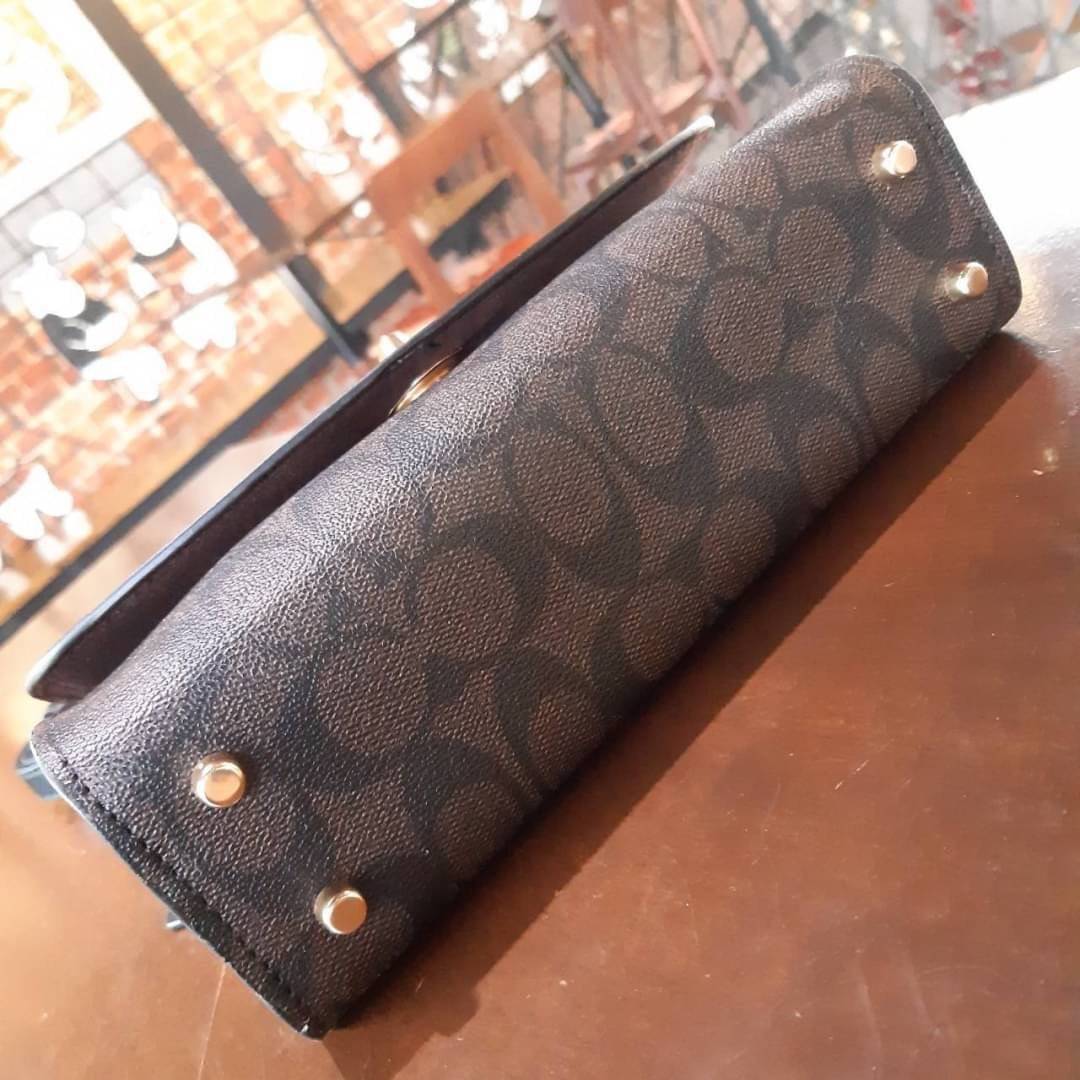 COACH TILLY SATCHEL 23 IN SIGNATURE CANVAS ((C1802//C1439/C1435)) กระเป๋า crossbody สวยหรู ขนาดใหม่ พร้อมสีมาใหม่!! ดีไซน์ย้อนยุค วัสดุหนังแคนวาสเคลือบลายสลับหนังแท้ มาพร้อมหูจับในตัว และสาย crossbody ปรับได้ตามตัว เปิด-ปิดด้วยตัวบิดล็อค ภายในโล่ง บุกำมะห