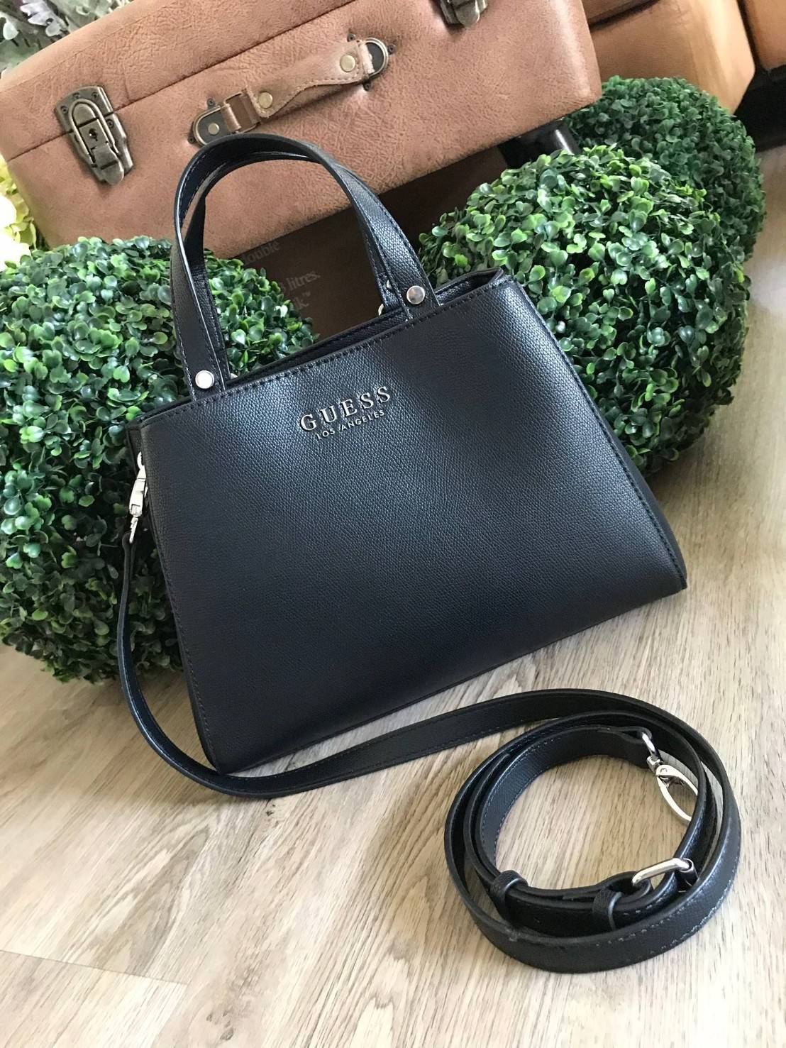 GUESS WOMAN FACTORY SHOULDER BAG กระเป๋าถือหรือสะพาย ทรง A คลาสสิค ขนาดกำลังดี น้ำหนักเบา วัสดุ pu. นิ่ม คุณภาพดี สวยอยู่ทรง ด้านหน้า ประดับโลโก้แบรนด์ เปิดปิดแบบแถบคาดกระดุมแม่เหล็ก ภายในกว้างแบ่ง 2 ช่องใหญ่ มีช่องซิปกลาง เป็นสัดส่วน ซับในลายแบรนด์ ใส่ w