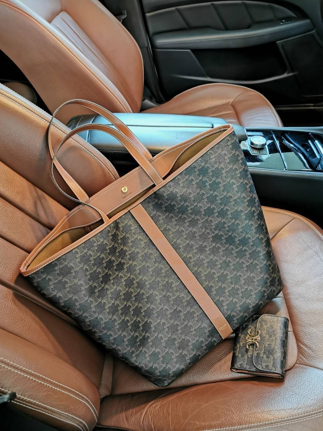 CELINE SHOPPING BAG VIP GIFT WITH PURCHASE GWP พรีเมี่ยมกิ๊ฟ Limited จาก CELINE HAUTEPARFUME DUTYFREE COUNTER วัสดุ TRIOMPHE CANVAS ดีไซน์ทรง TOTE สวยหรูคลาสสิคไม่มีเอ้าท์ ภายในโล่งกว้างและจุมากสามารถใส่เอกสาร A4 สัมภาระของใช้ได้เยอะจุใจ น้ำหนักเบาจะถือหร