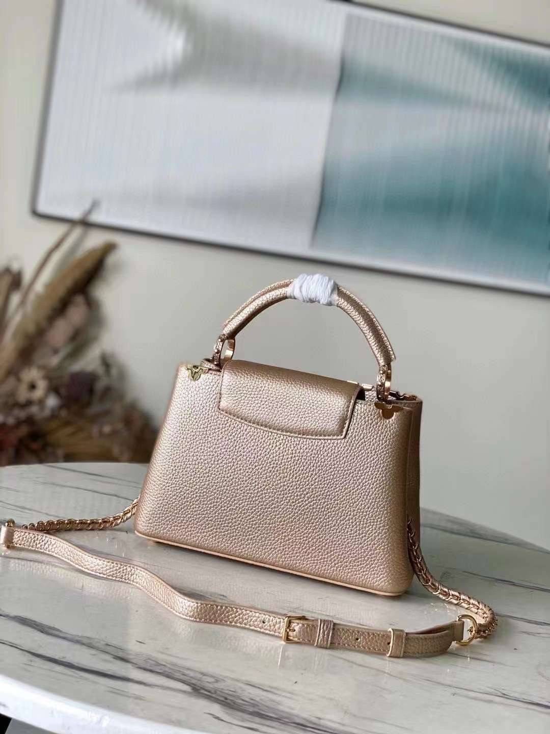 LV Capucines BB Gold Luxury Bag 27cm เกรดท็อปออริจินอล มีความละเอียดของเนื้องานมากที่สุด ปราณีตตรงปกทุกใบ ใช้สลับของแท้ได้ ใช้งานต่างประเทศได้ เข้าออกผ่านทุก ตม. สุดยอดเดอะเบสท์ไอเท็ม สวยหรู ผู้ดี หรูหรา ดูแพงมาแต่ไกล