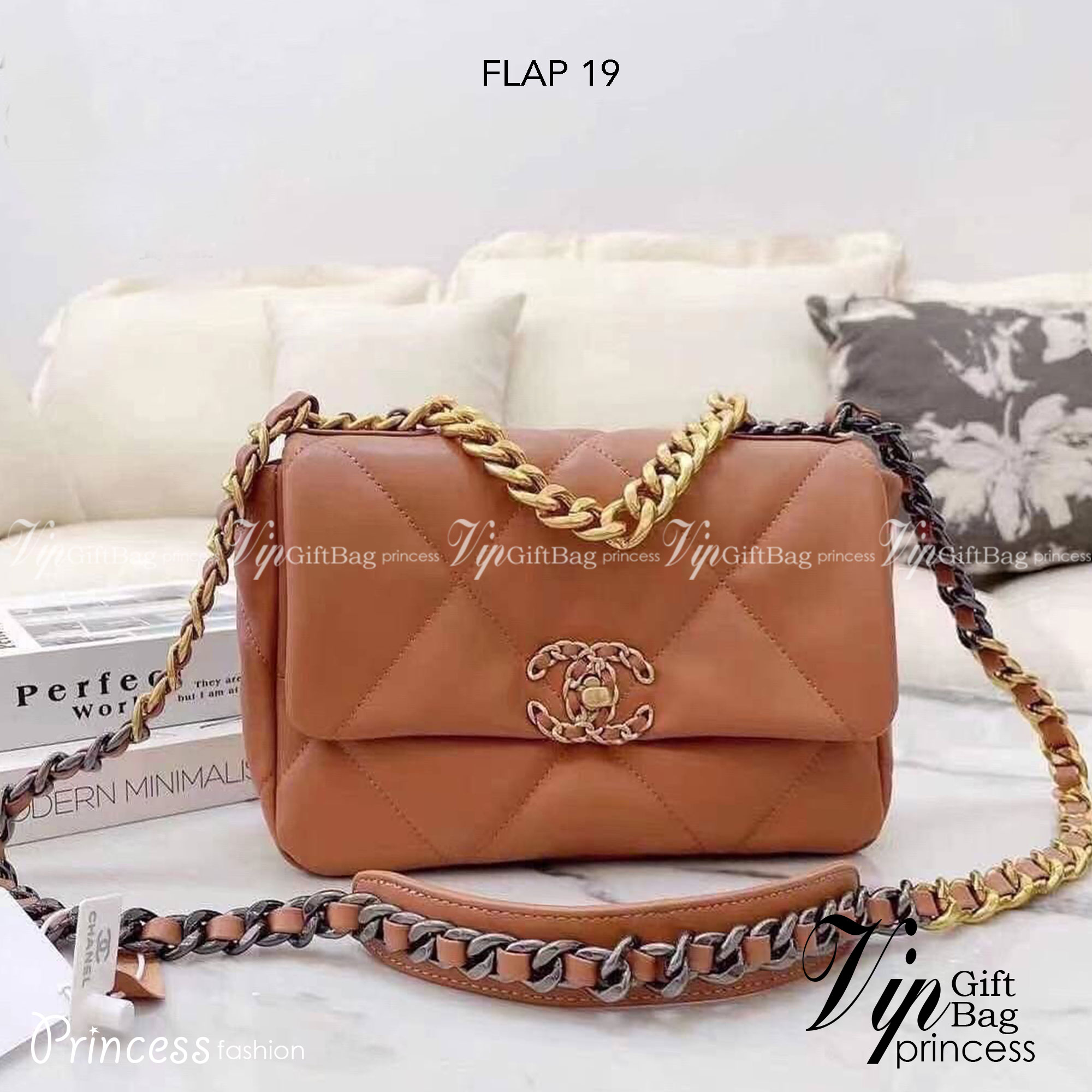 CHANEL 19 FLAP BAG กระเป๋าสะพายทรงคลาสสิค หนังนิ่ม เงาขึ้นรูปสวย ดีไซต์สายสะพายโซ่สองสีสลับหนัง ตกแต่งโลโก้แบรนด์ที่ด้านหน้าอะไหล่สีทอง สวยหรูมาแต่ไกล ด้านหลังมีช่องสำหรับเก็บของหนึ่งช่อง สามารถสะพายออกงานได้หลายโอกาส สวยงามไม่ผิดหวังค่ะ
