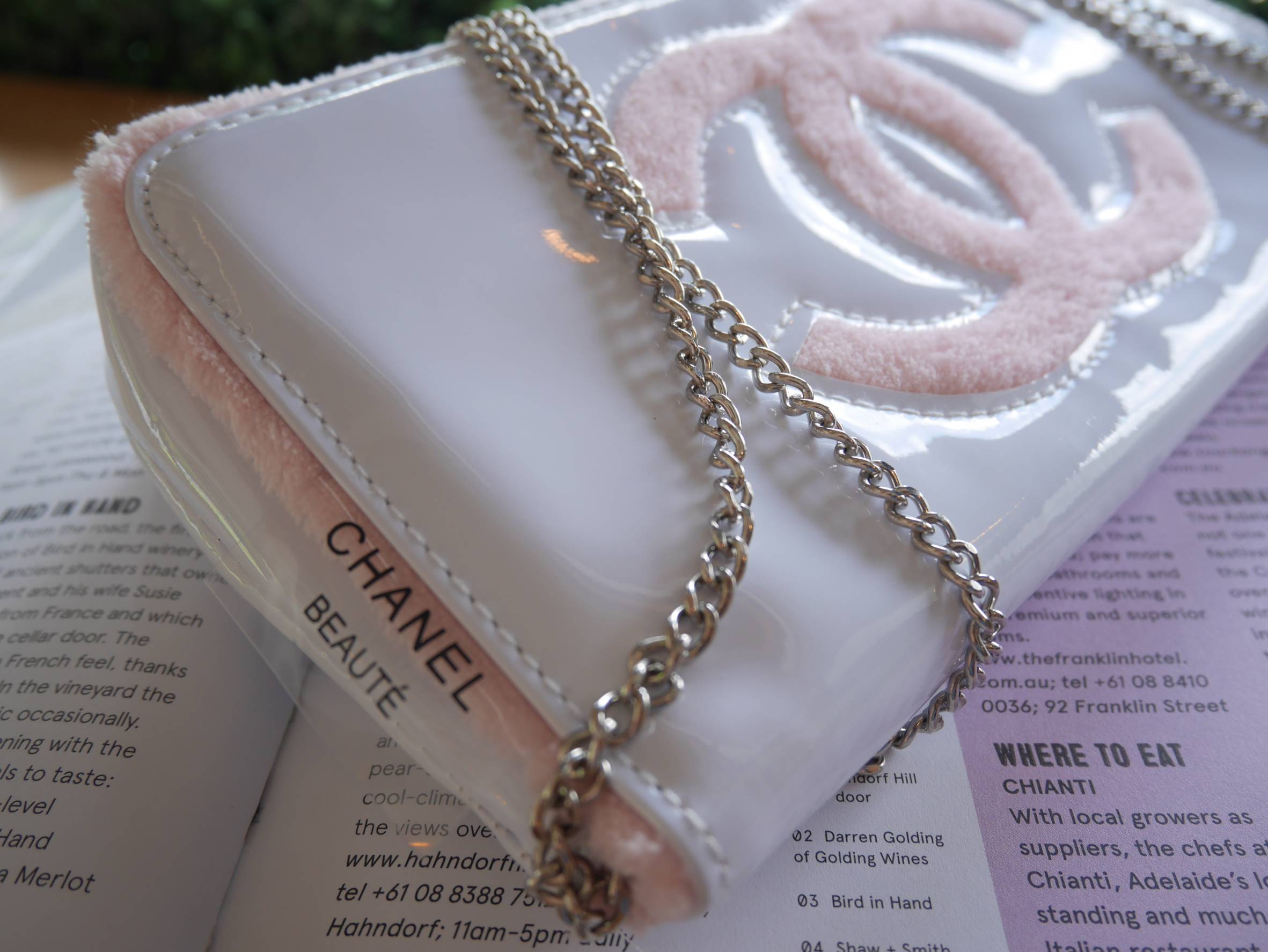 Best sellerแห่งปี! ต้องกดเลิฟให้ใบนี้เลย กระเป๋าclutch & shoulder bag งานพรีเมี่ยมกิ้ฟ จากเคาเตอร์ต่างประเทศ จากแบรนด์ Chanel เป็นกระเป๋าหนังแก้วเงา สวยหรู ตามแบบฉบับของแบรนด์เลย ตัวกระเป๋าขนาดกำลังดี ใส่มือถือได้ทุกรุ่น สามารถเก็บสายถือเป็นคลัชออกงานได้ค