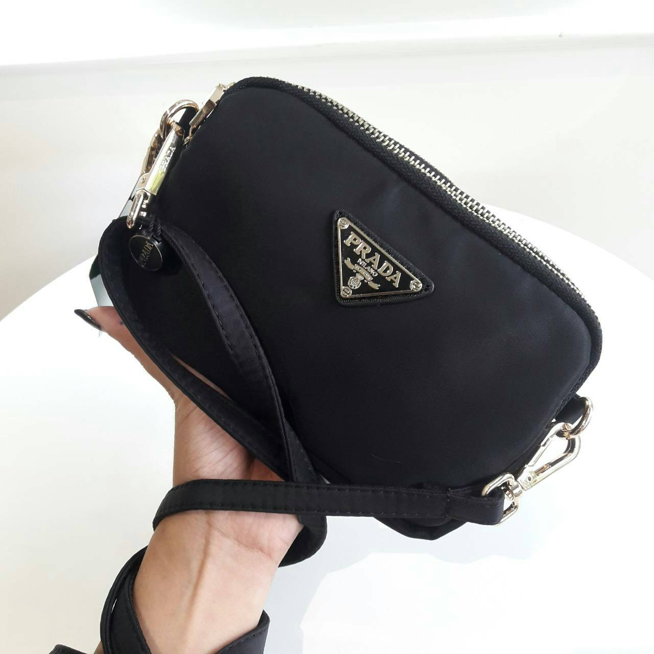 งานพรีเมี่ยมกิ้ฟ จากเคาเตอร์ต่างประเทศ จากแบรนด์ PRADA กับรุ่นขายดี ที่รอคอย Prada 3 zip nylon crossbody bag เป็นกระเป๋าใบเล็ก มีด้วยกันถึง3ช่องใส่ของ ซึ่งเหมาะกับผู้หญิงอย่างเรามาก สามารถแยกของที่จะใส่ได้เลย ตัวกระเป๋าอะไหล่สีทอง ขนาดกะทัดรัด สามารถใส่ I