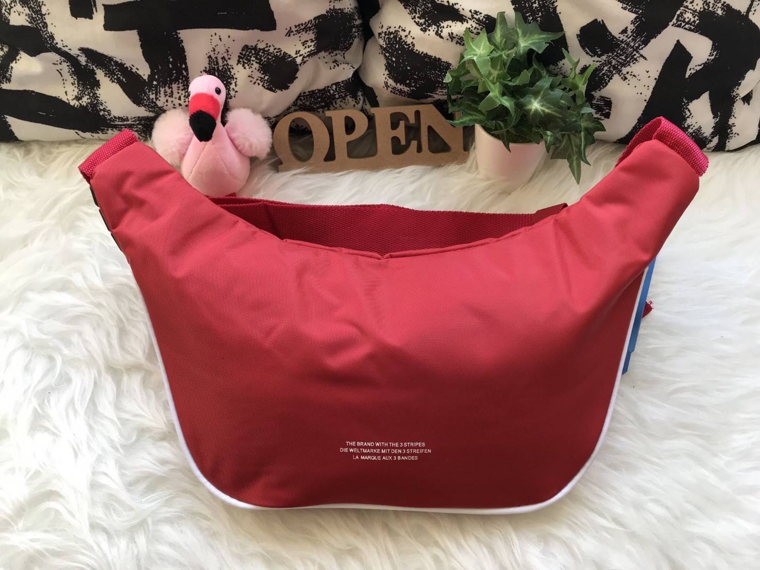 ADIDAS ORIGINALS ADICOLOR WAIST BAG ของมันต้องมี!! กระเป๋าคาดอก/คาดเอวสุดชิค ดีไซน์เรียบง่าย แต่สะพายแล้วเท่ คลาสสิคสุดๆ!! วัสดุ Nylon+Polyester กันน้ำได้ เปิด-ปิดฝากระเป๋าด้วยซิป หัวซิปปั๊มแบรนด์เป็น signature ภายในมีช่องโล่งกว้าง ใส่ของได้พอสมควร ใส่มือ