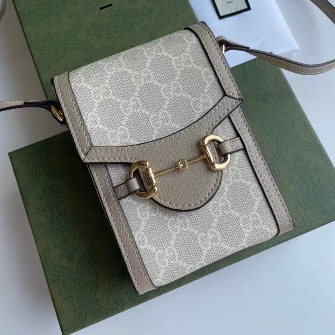 Gucci Horsebit 1955 mini bag / Gucci Phone Bag เกรดใช้งานสลับใบจริงได้ ออริจินอล รุ่นยอดฮิต ไซส์มินิ ที่ใครๆก็ต้องรู้จัก!! กับกระเป๋าขนาดมินิ ได้รับแรงบันดาลใจมาจากดีไซน์ดั้งเดิม ซึ่งแอคเซสเซอรี่นี้โดดเด่นด้วยรายละเอียดดั้งเดิมที่ทันสมัยโดยเน้นที่ฮอร์สบิต