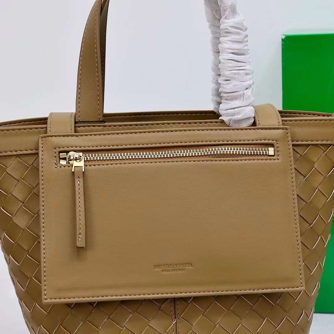 BOTTEGA Small Flip Flap Tote bag soft Intrecciato leather with zippered pocket กระเป๋าทรงโท้ทดีไซน์สานเป็นเอกลักษณ์หรูหรา จุของได้เยอะ เกรดออริ สลับแท้ 1:1 ใช้งานต่างประเทศได้