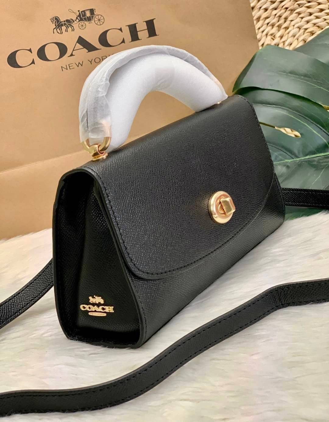 COACH TILLY SATCHEL 23 ((C1802//C1439/C1435)) พร้อมส่งที่ไทยทันทีค่ะ! กระเป๋าสะพายครอสบอดี้ร์หรือหิ้วก็เก๋ไปอีกค่ะ หนังแท้สวยงาม เปิดปิดกระเป๋าแบบหมุนล็อค ภายในมี2ช่องหลัก ใส่กระเป๋าเงินใบกลางได้;มือถือได้ทุกรุ่น;ของจำเป็นสาวๆได้ครบค่ะ;มีช่องซิปกลางและช่อ