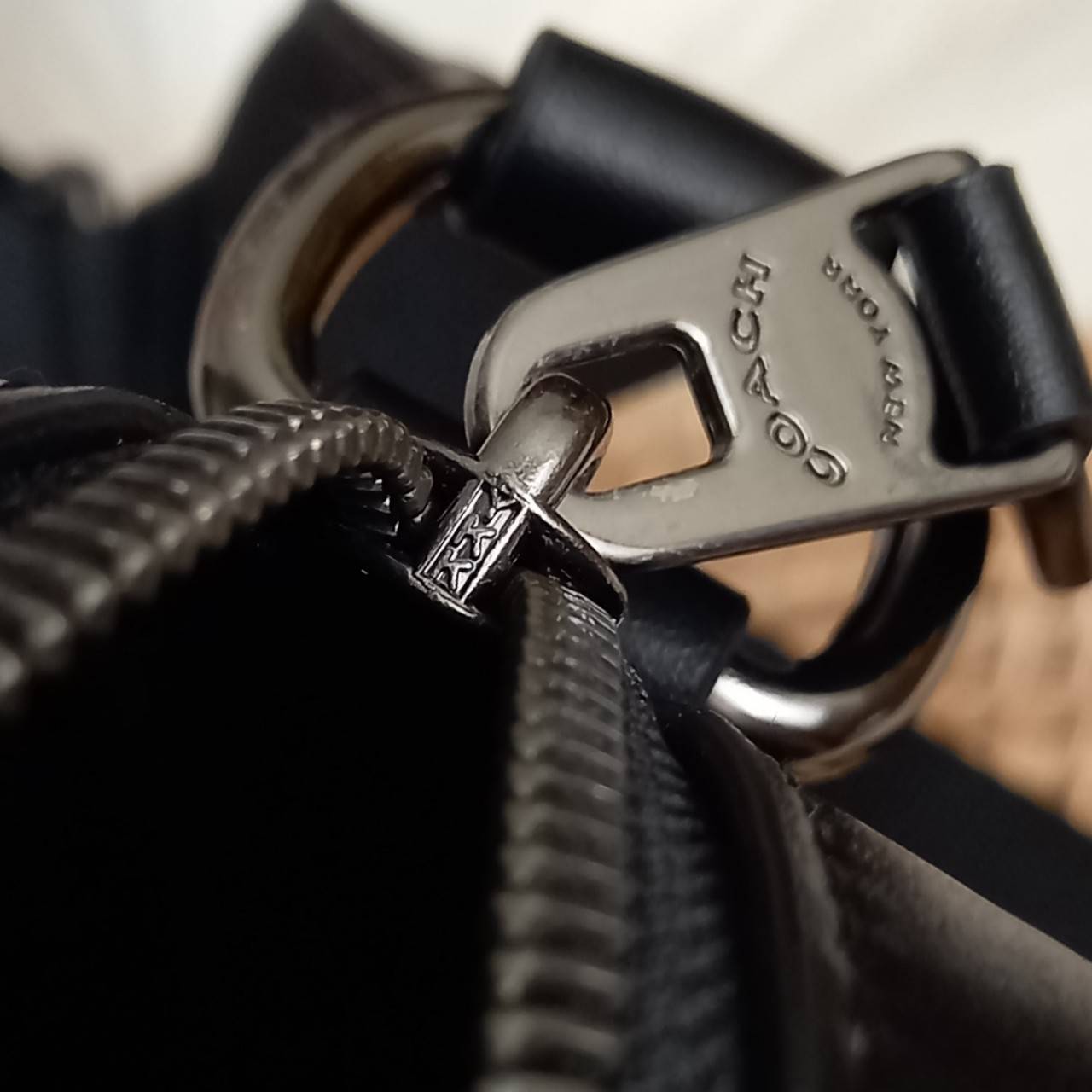 COACH HOUSTON FLIGHT BAG IN SIGNATURE LEATHER (COACH F73338) กระเป๋าสะพาย ลวดลาย C นูน SIGNATURE ที่ดูโดดเด่นมาก// วัสดุหนังแท้ทั้งใบ อยู่ทรงสวย// ด้านในโล่งกว้าง จุของได้เยอะ ด้านหน้ามีอีกช่องซิบไว้เก็บของสำคัญได้อย่างเป็นสัดส่วน ลงตัว เปิด-ปิด ด้วยซิบ/ 