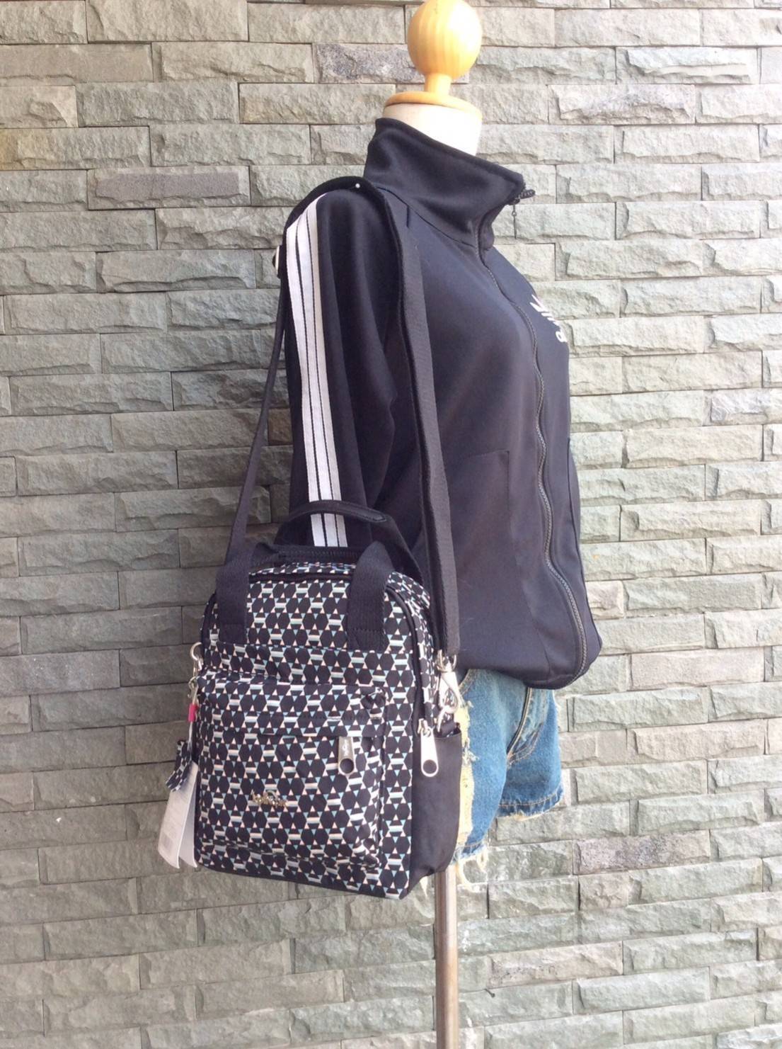 Kipling Mini Backpack 2017 k12688 small flower printed มีพวงกุญแจ Promptpay , พวงกุญแจลิง ,พวงกุญแจอะไหล่ สัญญาลักษณ์ แบรนด์ --------- กระเป๋าขนาดมินิ สามารถใช้งานได้ 3 แบบ : เป็นสะพายหลังได้ / สะพายข้างได้ / มีหูหิ้วถือได้ มีหลายลายให้เลือก ลายสวยน่ารัก 