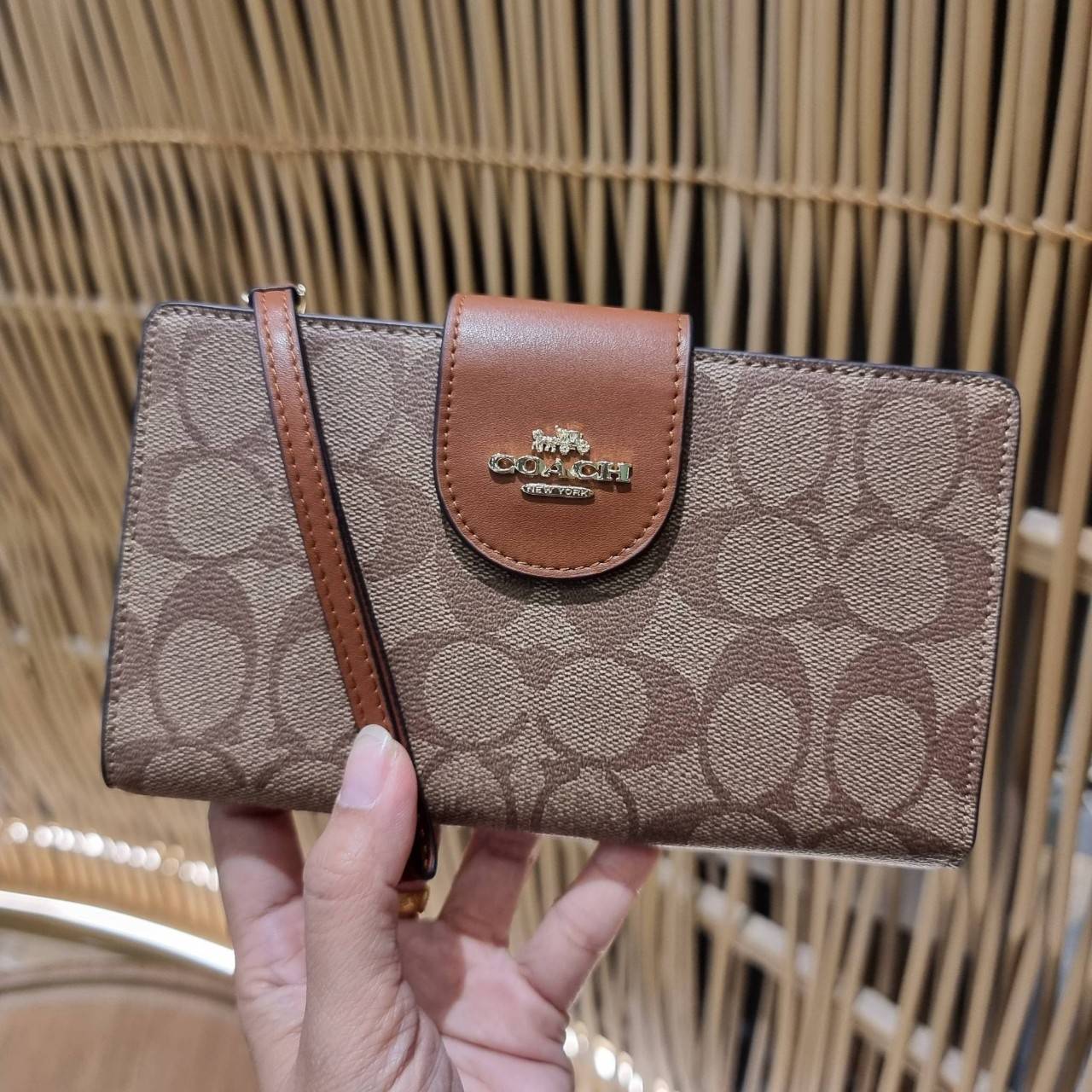 พร้อมส่ง 7 สี COACH C2874 TECH WALLET IN COLORBLOCK SIGNATURE CANVAS จัดให้สีใหม่ก่อนใคร!! ดีไซน์ใหม่ คอลเลคชั่นสวยหรู กระเป๋าสตางค์พร้อมสายคล้องมือ ง่ายต่อชีวิตมากจ้า!! มันดีอะไรเบอร์นี้ ใส่ได้ทั้งบัตร และโทรศัพท์ก็ใส่ได้ทุกรุ่น แถมยังมีช่องซิปแยกไปอีก ช