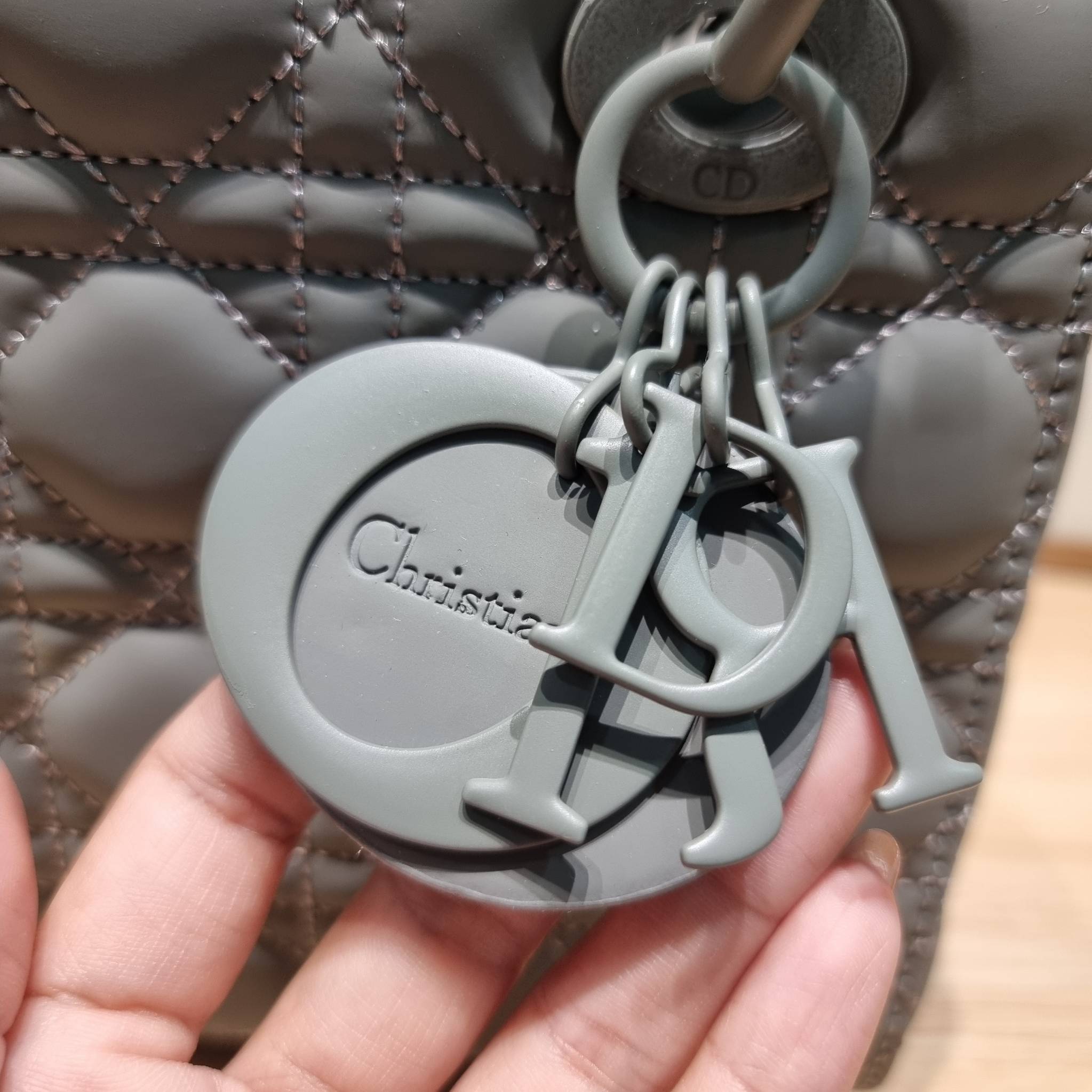 SMALL LADY DIOR MY ABCDIOR BAG Ultramatte Cannage Calfskin / CD LADY ULTRAMATTE BAG พร้อมส่ง กระเป๋าสะพายข้าง ดีไซน์เรียบง่าย แต่แฝงไปด้วยความหรูหรา ทรงกล่องคลาสสิค โดดเด่นด้วยพวงกุญแจอะไหล่สีเดียวกับตัวกระเป๋า ผิวแมทท์ ลายเส้นซ้อนทับสวยงาม