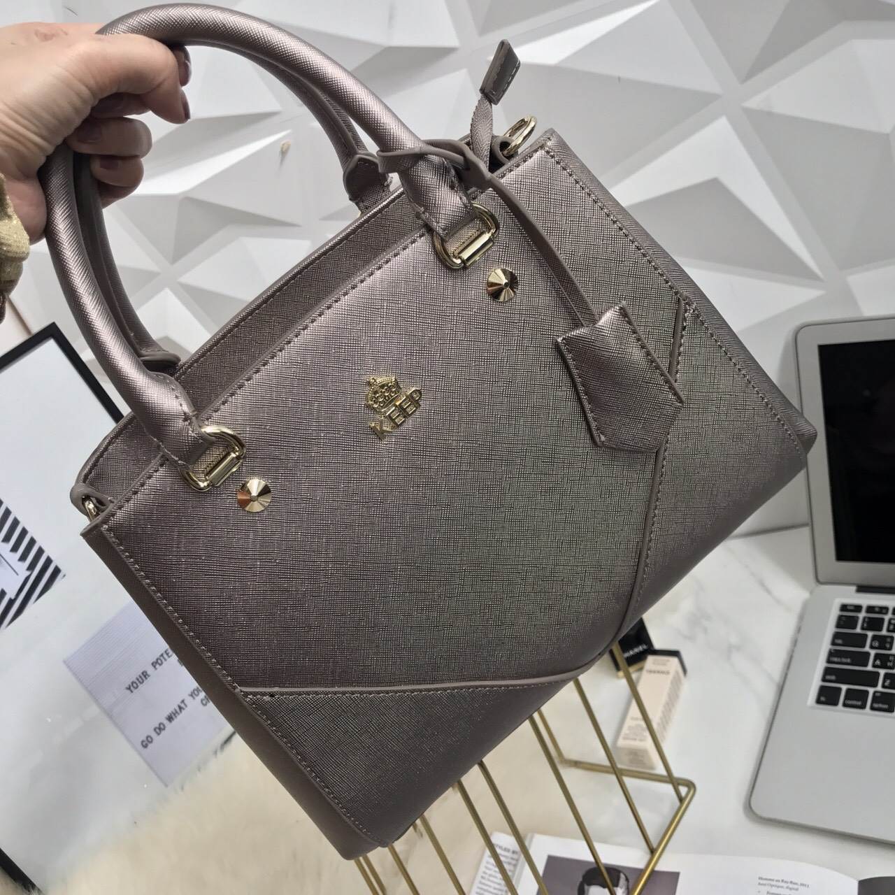 รุ่นขายดีที่สุด 👍 จากแบรนด์ KEEP รุ่น Elegance รอบนี้เข้ามา 2 size ให้เลือกเลยค่า **จุดเด่นที่ >หนังคุณภาพ ลายหนัง saffiano > ถือสะพายเข้าง่ายกับทุกชุด >ทรงสวยมากคะ ขนากกระเป๋ากำลังดีคะ ใส่ กปต ยาว มือถือได้ทุกรุ่น > มีช่องย่อยแบ่งเก็บ