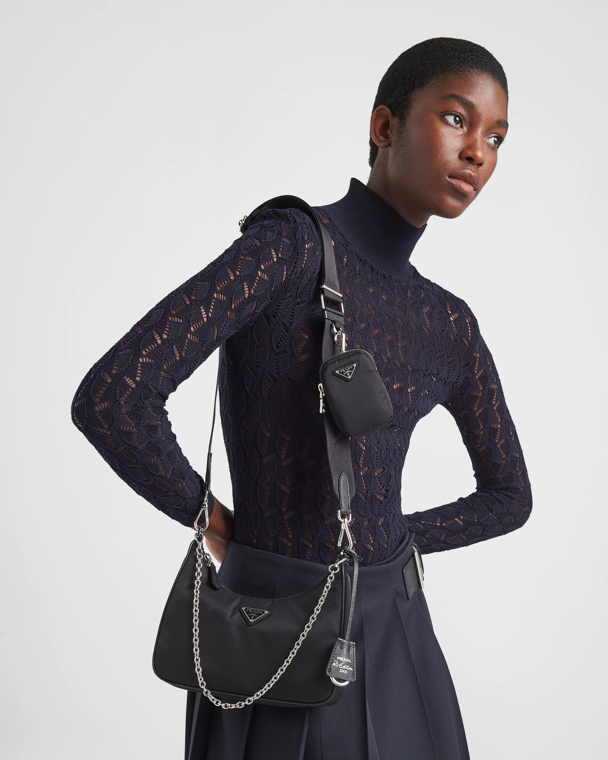 Prada Re-Edition Symbole jacquard Bag กระเป๋าพราด้าสะพายข้าง ลายมาใหม่ อะไหล่สีเงิน แมทง่ายได้ทุกลุค ไอเท็มสุดปัง ที่ฮิตตลอดกาลไม่ว่าจะปีไหนๆ จัดให้ครบทั้งสีขายดีและสีใหม่ล่าสุด ที่สายคุณหนูห้ามพลาด!! กับกระเป๋าสะพายทรงคลาสสิค เหมาะเป็น everyday bag มากๆ 