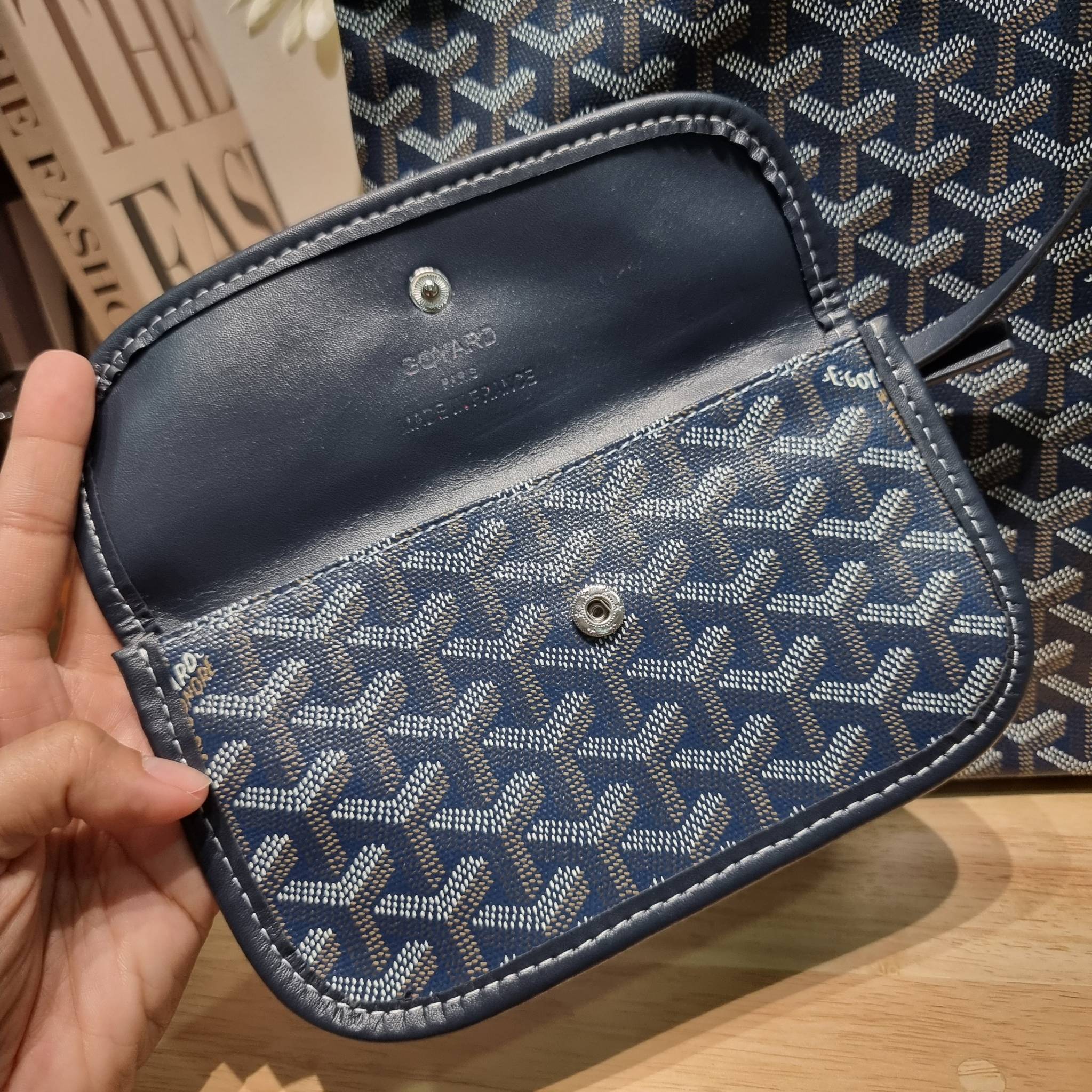 GOYARD BOHEME HOBO BAG / GOYARD HOBO กระเป๋าสะพายทรงโฮโบ ใบใหญ่จุใจ!! มาครบสีขายดี เลิศทุกสี รูปทรงคลาสสิค ดีไซน์เป็นเอกลักษณ์ วัสดุหนังแคนวาสพิมพ์ลายสวยคม ปากกระเป๋ามีซิปเปิด-ปิดกันของหล่นได้ ภายในโล่งกว้างมาก มาพร้อมสายคล้องในตัว ทนทาน สะพายสวยๆได้ทุกวั