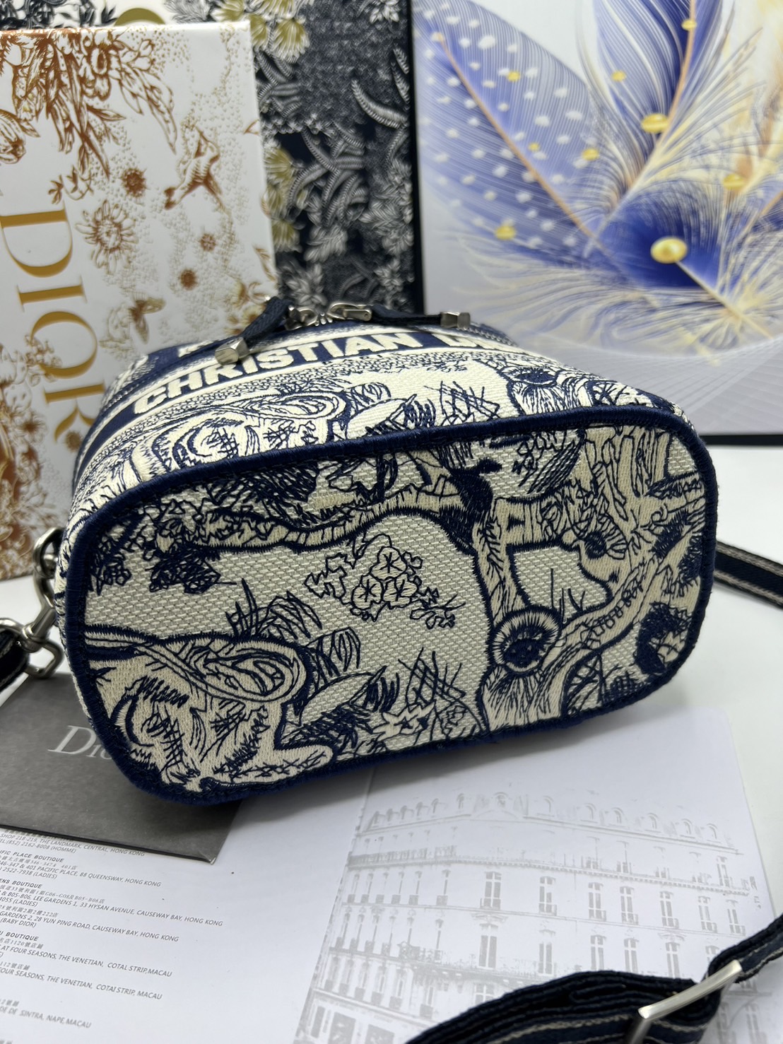 18cm Small DiorTravel Vanity Case กระเป๋าใส่เครื่องสำอาง มาพร้อมกับลวดลาย Oblique ปักอย่างประณีตและประดับด้วยสัญลักษณ์ Christian Dior Paris มาพร้อมสายสะพายและหูจับในตัว ปรับเปลี่ยนใช้งานได้ตามสไตล์