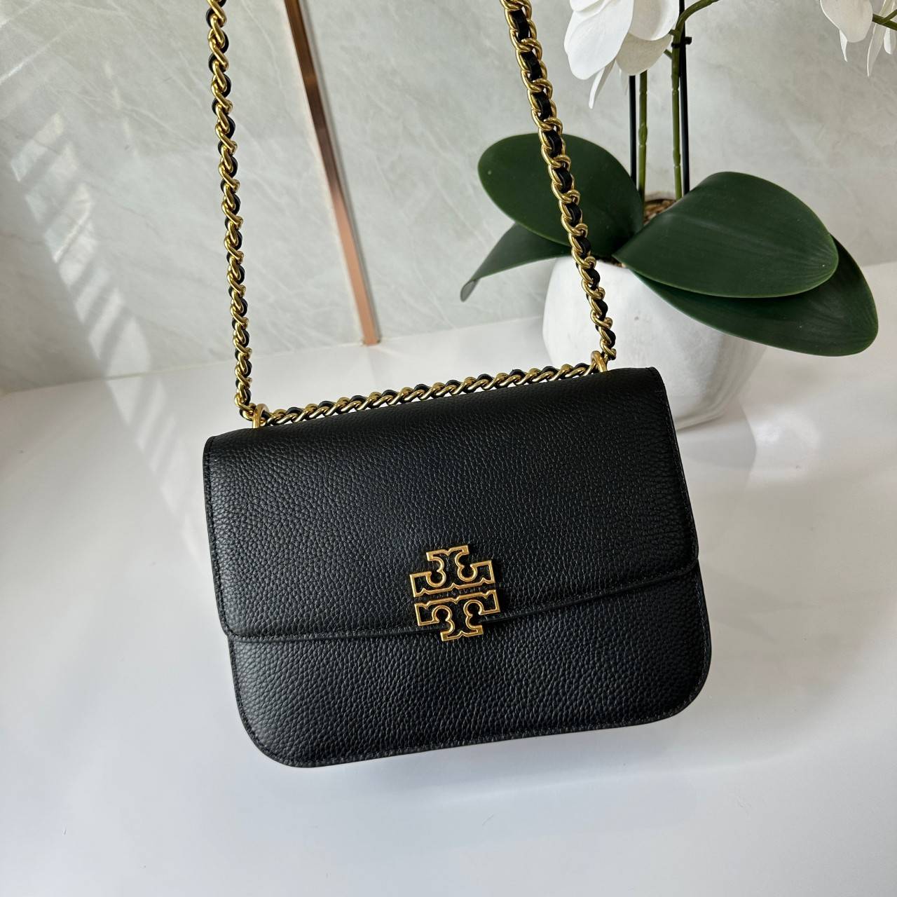 Tory Burch Britten Small Convertible Shoulder Bag คอลเลคชั่นใหม่สุดเรียบหรู กระเป๋าสะพายไหล่หรือสะพายข้าง วัสดุหนังอย่างดี