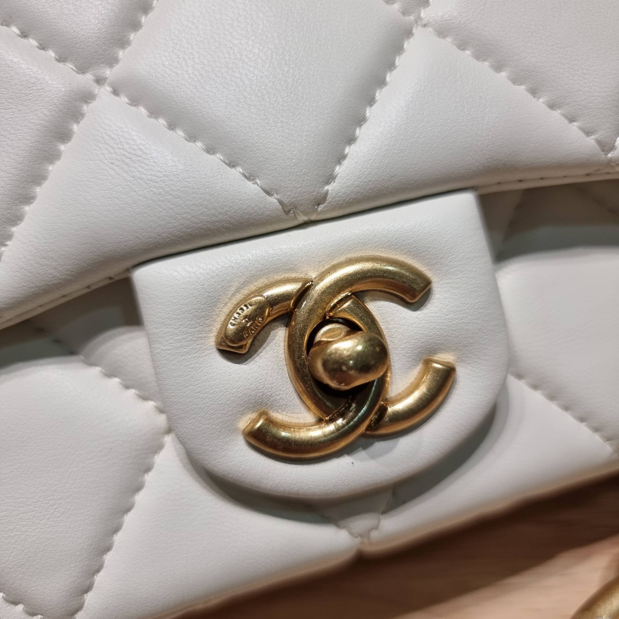 Chanel chunky chain bag สวยฟาดย้อนยุคความหรู ในราคาที่จับต้องได้ กับกระเป๋าสะพายไหล่ ไซส์กำลังสวย โดดเด่นด้วยสายสะพายโซ่สลับหนังเส้นใหญ่ ทนทาน ดูแพง