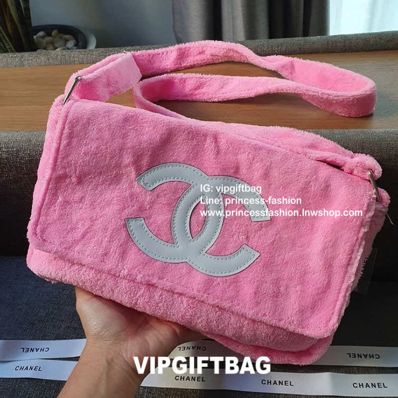 ชมพู MUST HAVE ITEM 2019 !! รุ่นยอดฮิตของ **วัยรุ่นสายสตรีท ทั่วโลก จากงาน CHANEL VIP GIFT **ของแท้100% **มีป้ายNOTFORSALE เป็นกระเป๋า ใบสวยรุ่นหายาก ขนาดกำลังดี ใช้ได้ทั้งหญิงชายเลยค่ะ ขนเฟอร์นิ่มมากกก เก็บของอย่างดี น้ำหนักเบา ด้านในมีช่องใส่ของจุกจิก M