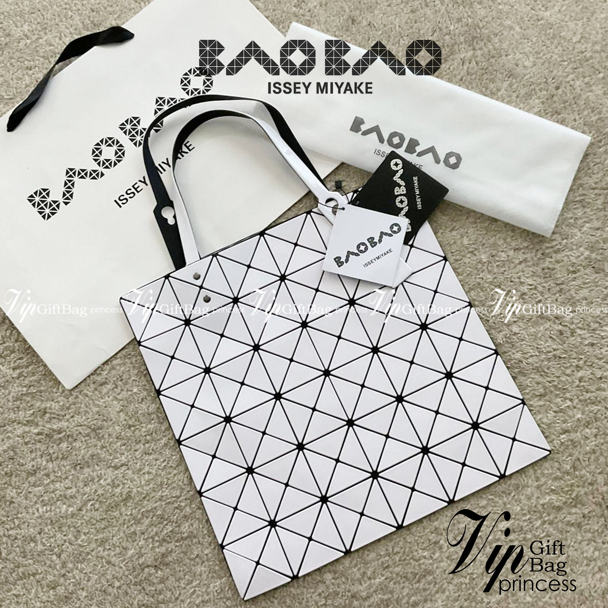 BAO BAO ISSEY MIYAKE TOTE BAG (6x6) กระเป๋าสะพายไหล่ ใบใหญ่ ทรงโท้ท จุดเด่นคือ ปรับได้หลายทรงตามเอกลักษณ์เฉพาะของแบรนด์นี้ ด้านในใส่ของได้เยอะมาก ใส่ไอแพด สมุดโน้ตได้สบายเลย พร้อมช่องซิปใส่ของให้อีกหนึ่งช่อง วัยทำงานหรือวัยนักศึกษา อย่างน้อยต้องมีแบรนด์นี