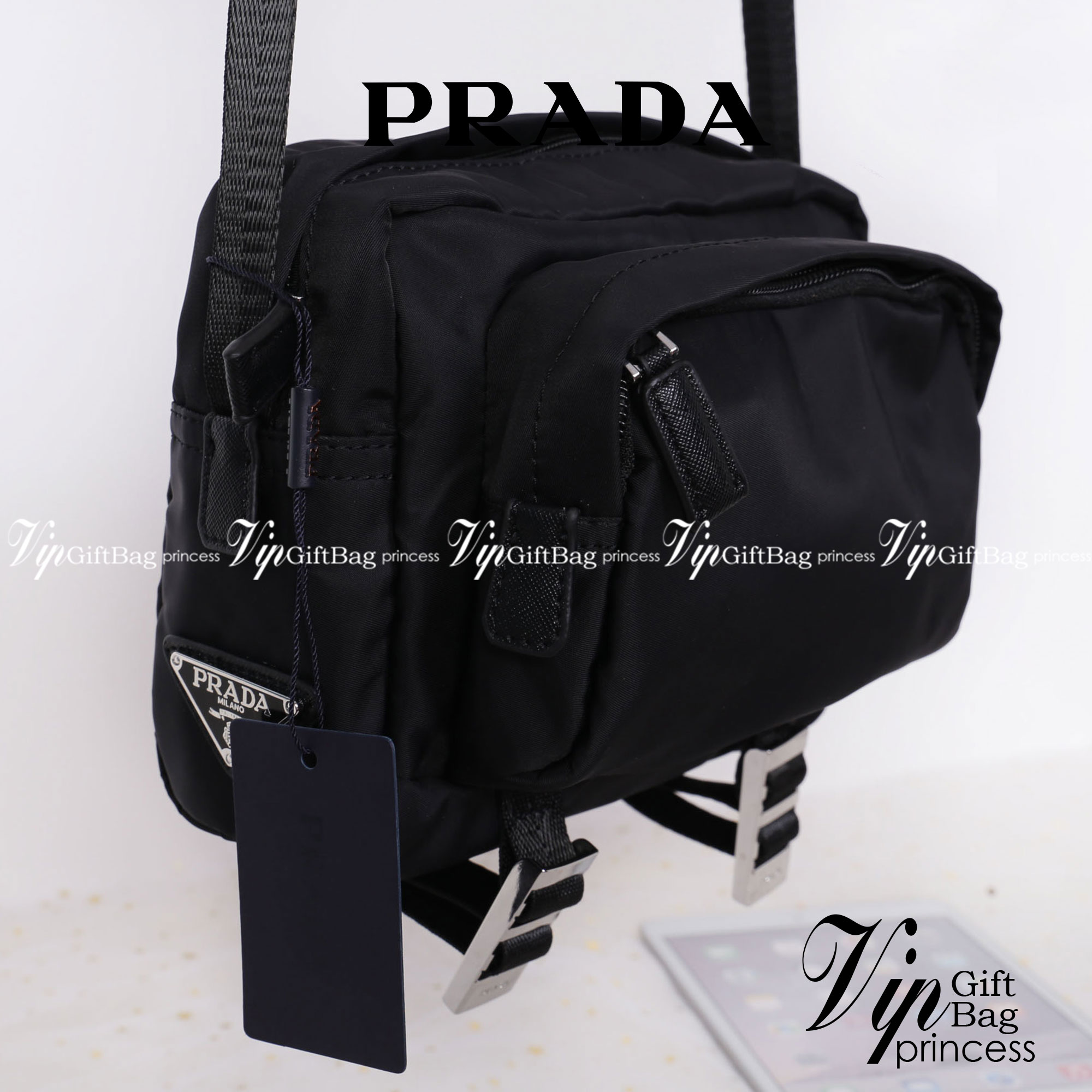 Prada nylon shoulder bag / Prada crossbody nylon bag VIP gift ใช้ได้ทั้งหญิงชาย ห้ามพลาดรุ่นใหม่l Prada Bag ทรงใหม่มีไว้ไม่ซ้ำใครแน่นอนคะ จะสะพายข้าง หรือ คาดอกก็ได้ วัสดุทำจากผ้า Nylon เนื้อหนาคุณภาพดี ตัวอะไหล่เงินสวยหรู ขนาดกำลังดี ใส่ของได้เยอะ มือถือ
