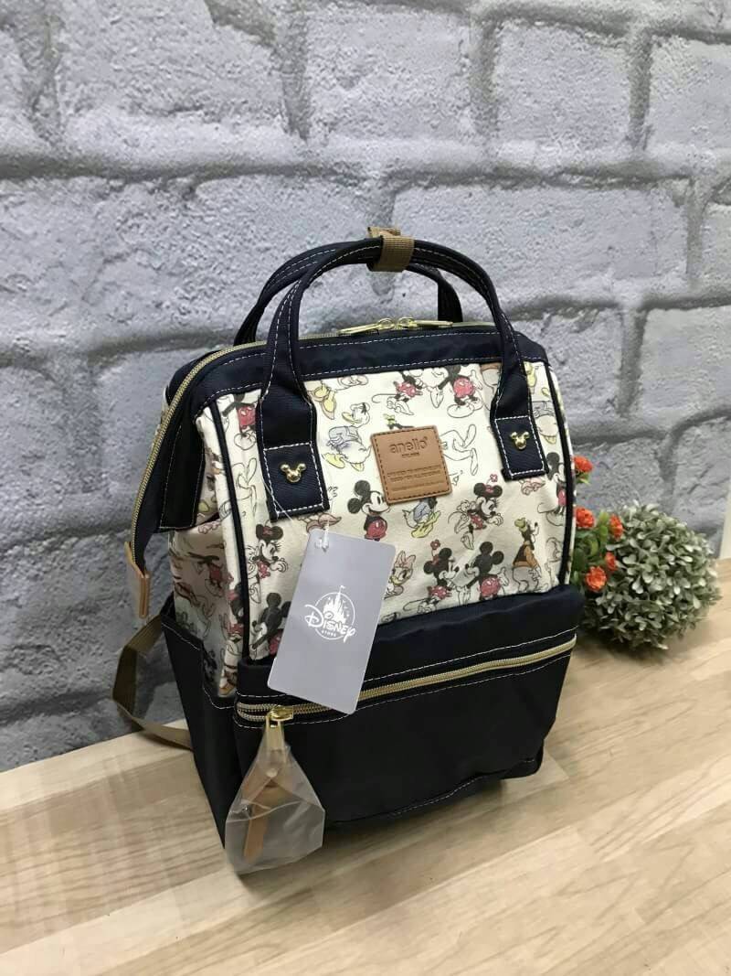 Anello x Walt Disney Mickey & Friends Limited Edition Japan Backpack เป็นการร่วมงานของ anello และวอล์ทดิสนีย์ ที่มาวาดลวดลายลงบนกระเป๋าเป็นตัวละครดิสนีย์ที่มีสีสันน่ารักสดใส วัสดุ canvas คงแบบฉบับที่ปากกระเป๋ามีโครง อีกหนึ่งคอลเลคชั่นที่ควรต้องมีไว้ครอบคร