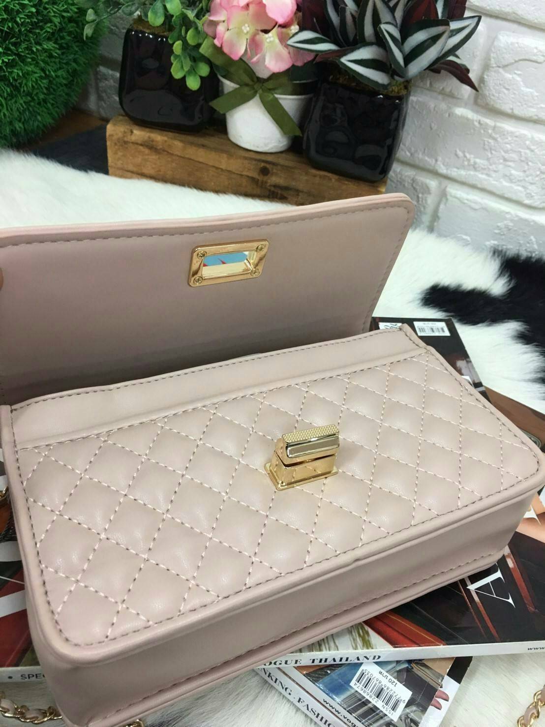 Charles&kieth quilted chain strap bag กระเป๋าขนาดมินิคลัช หนังPU เย็บตารางนูนทั้งใบ ด้านหน้าเปิด/ปิด แบบตัวบิดหมุน ด้านหลังมีโลโก้แบรนด์นูน ภายใน มีช่องใหญ่ ประกอบด้วย ช่องซิป ช่องการ์ด และมีช่องย่อย ใส่ของได้จุคุ้มสุด ๆ พกพาสะพายได้ทุกวัน น้ำหนักเบา จะสะ